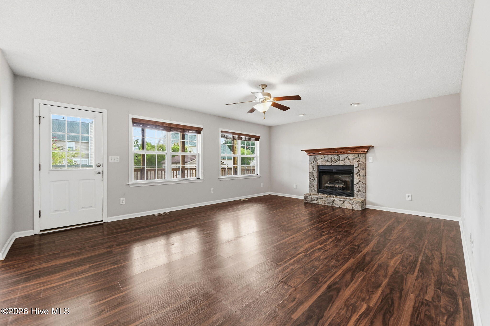 100587378 | Photo 28