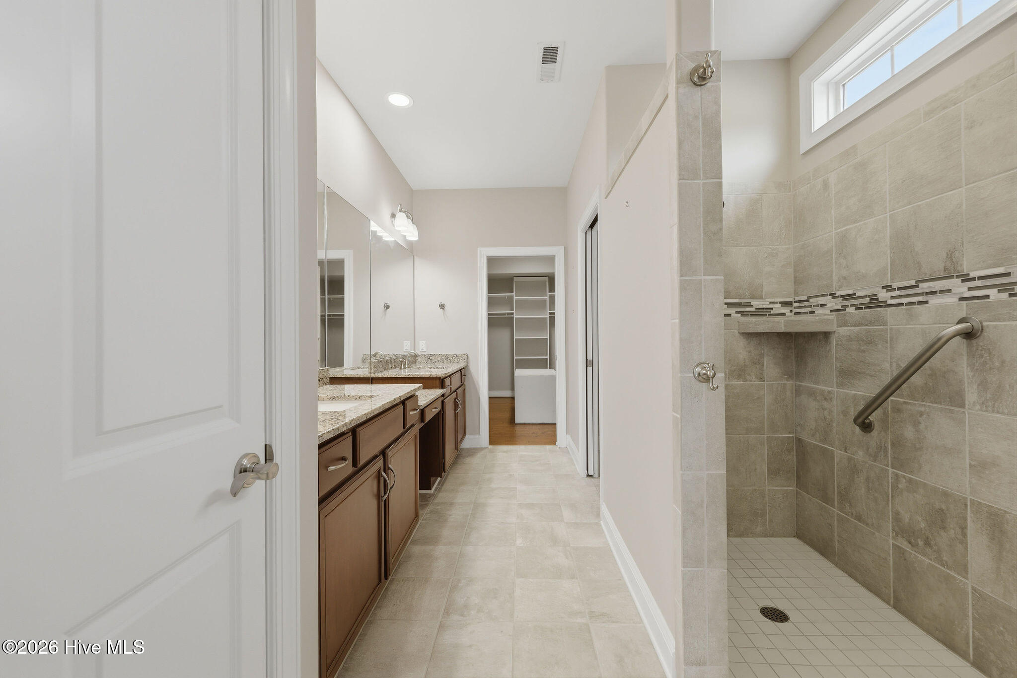 100518693 | Photo 35