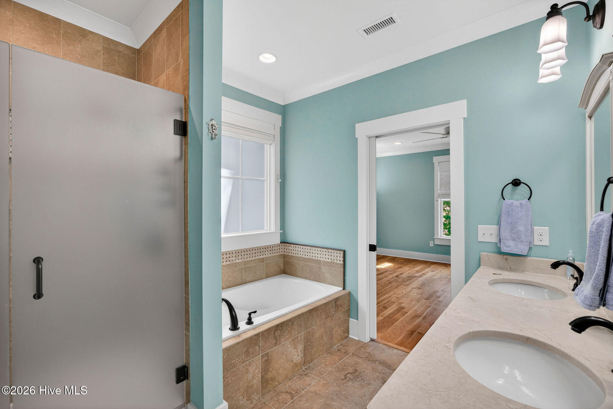 100548622 | Photo 28