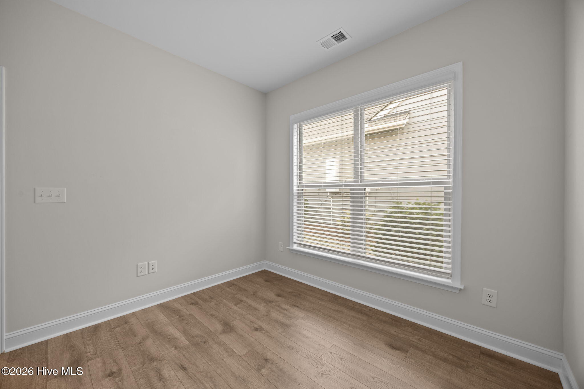 100548837 | Photo 32