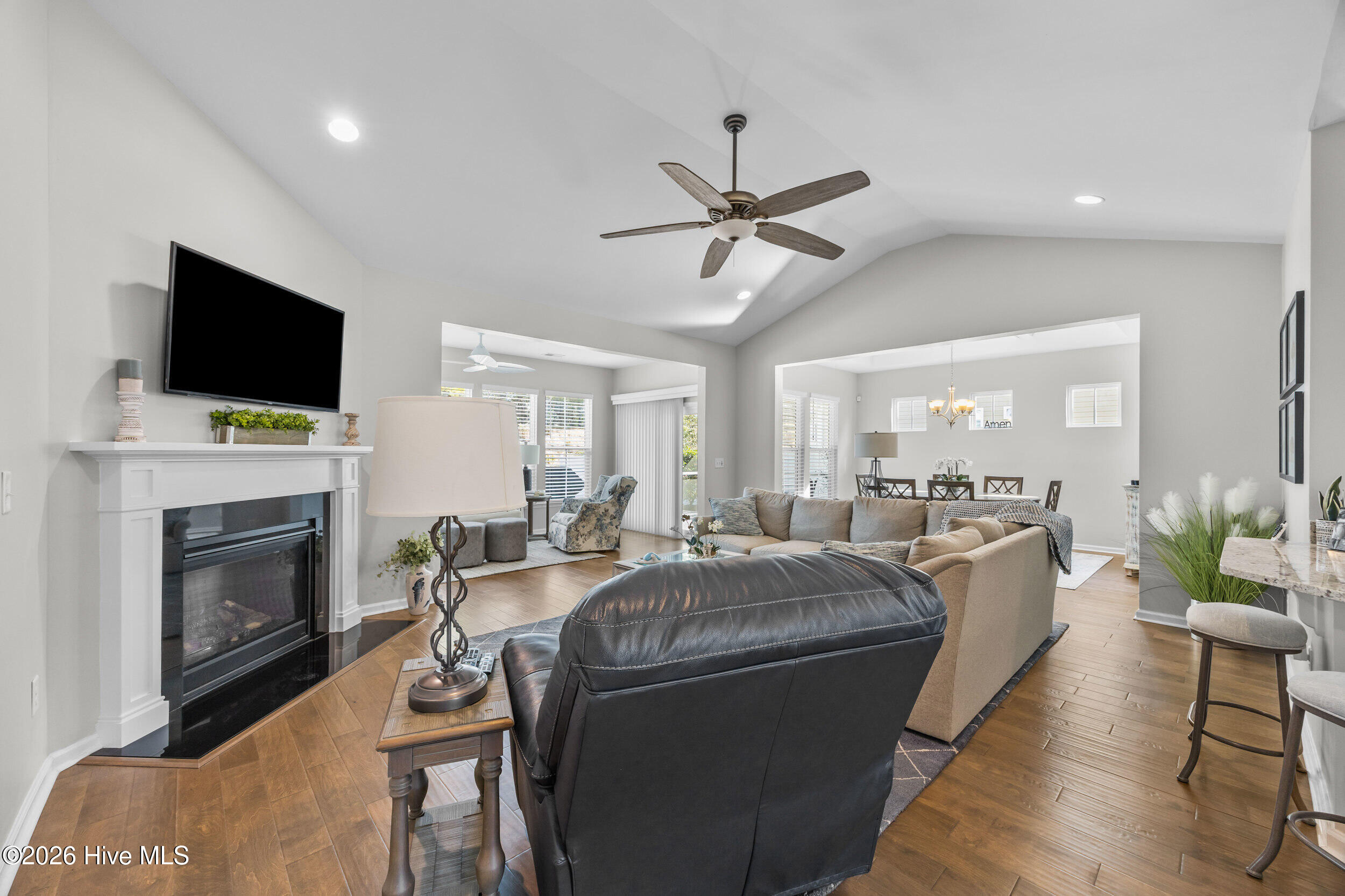 100553871 | Photo 35