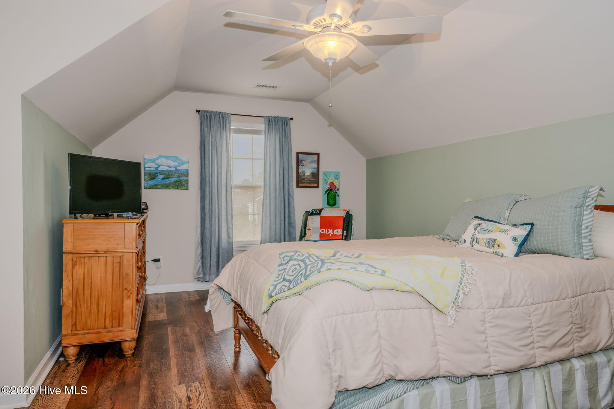 100562762 | Photo 15