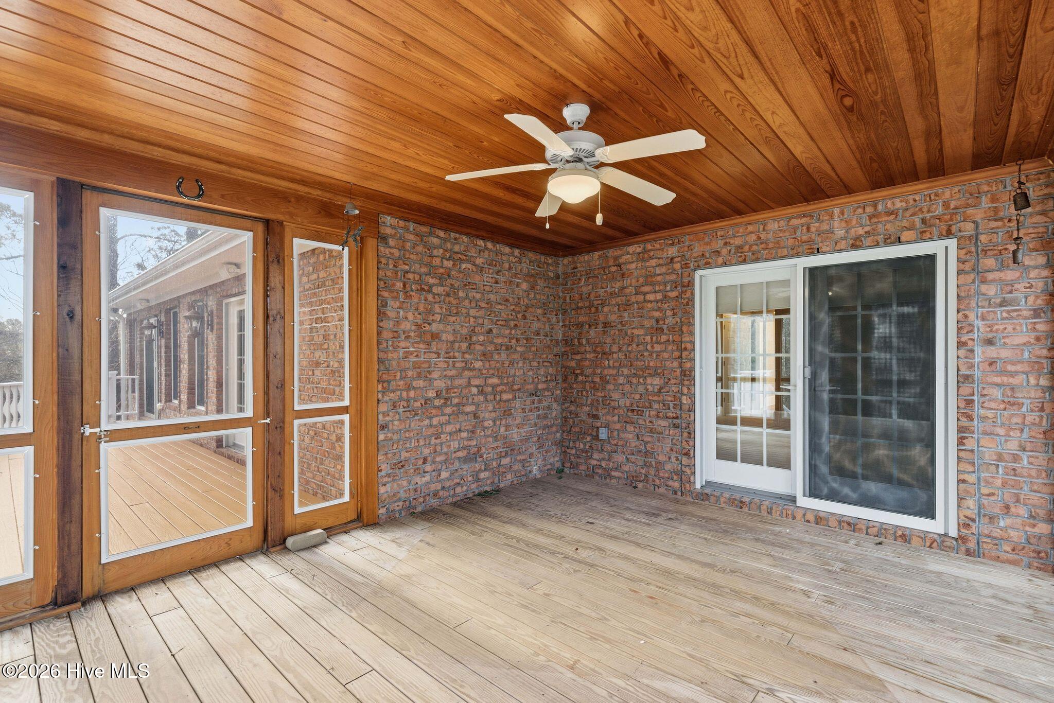 100565083 | Photo 42