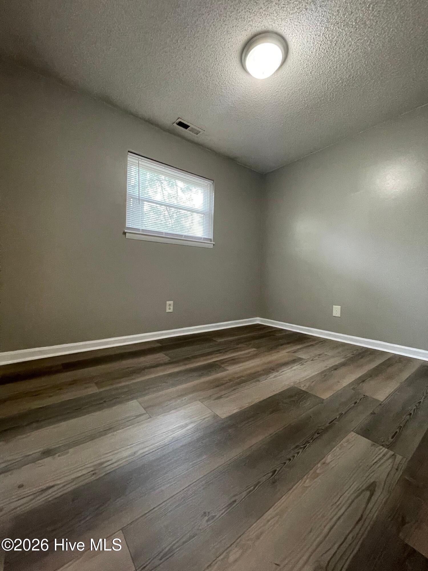 100553183 | Photo 18