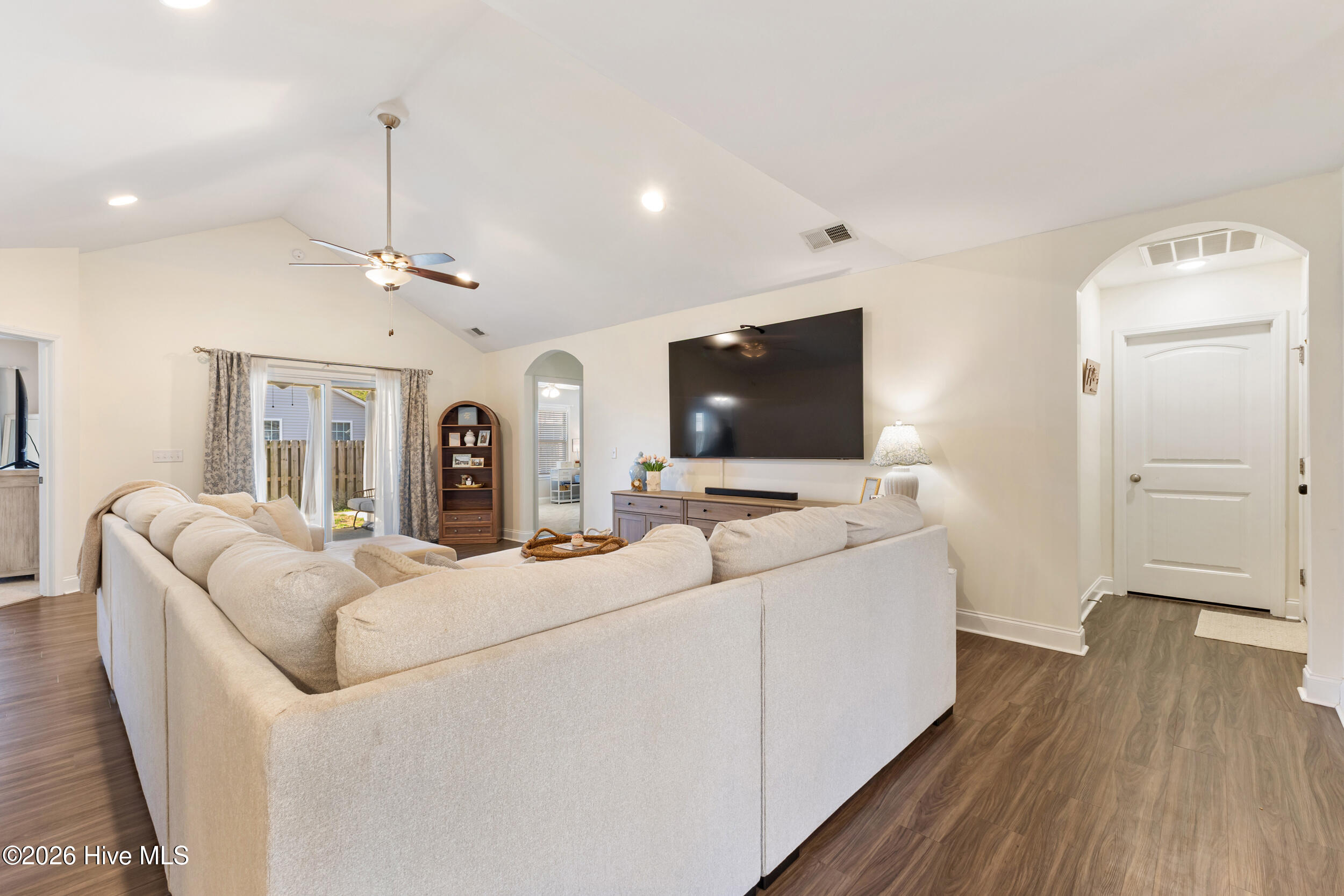 100557086 | Photo 16