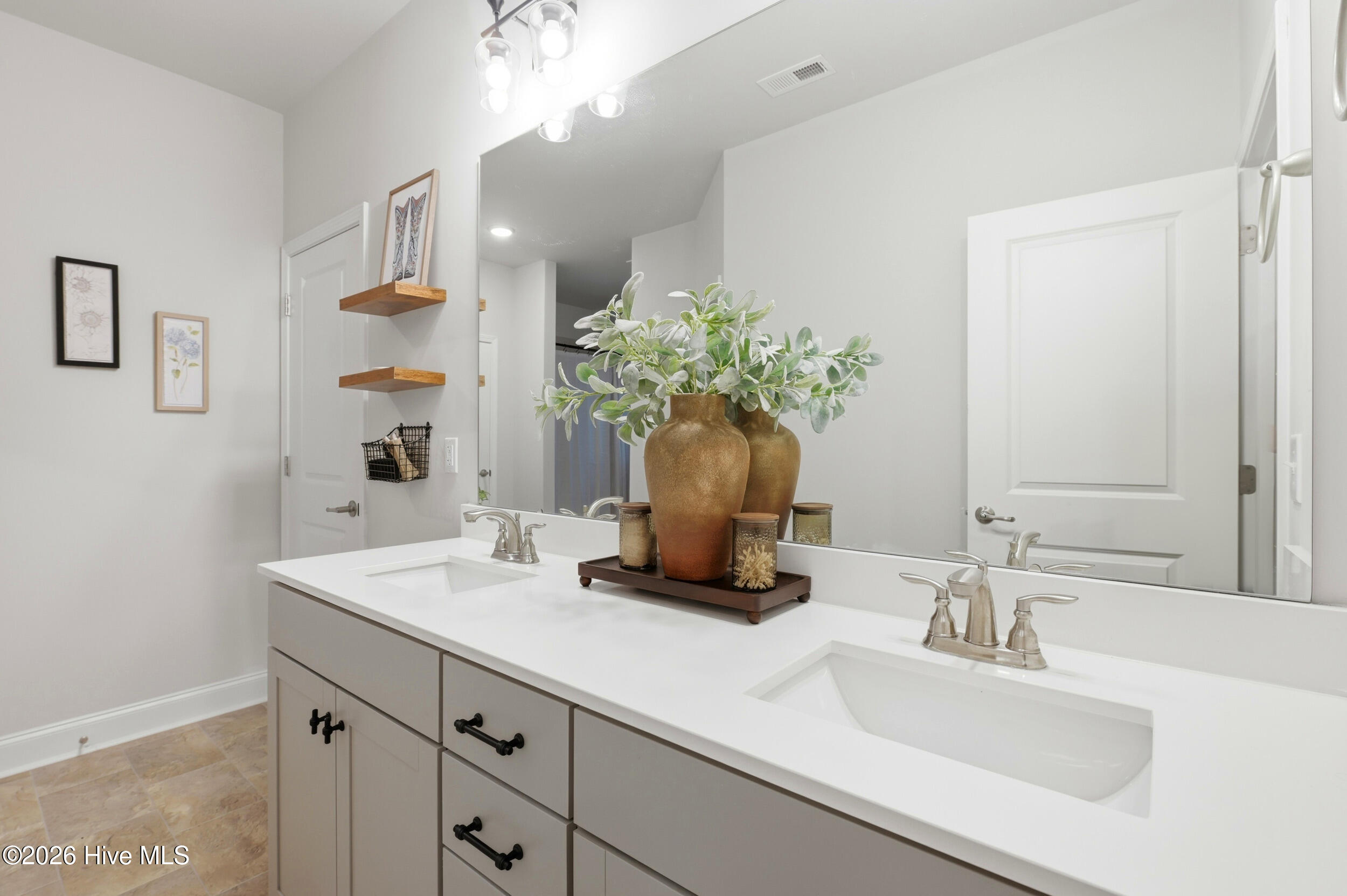 100557848 | Photo 19