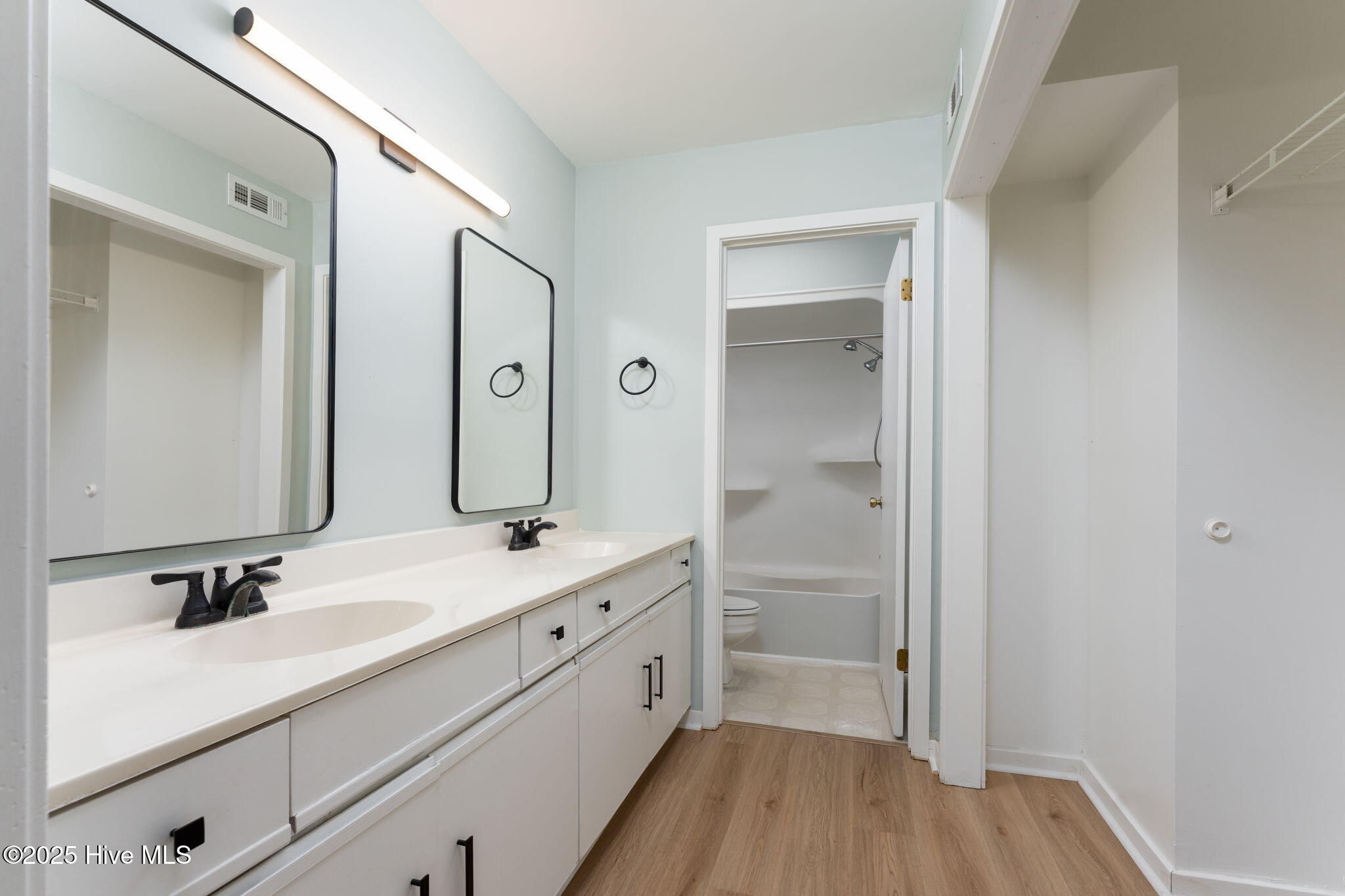 100519799 | Photo 32