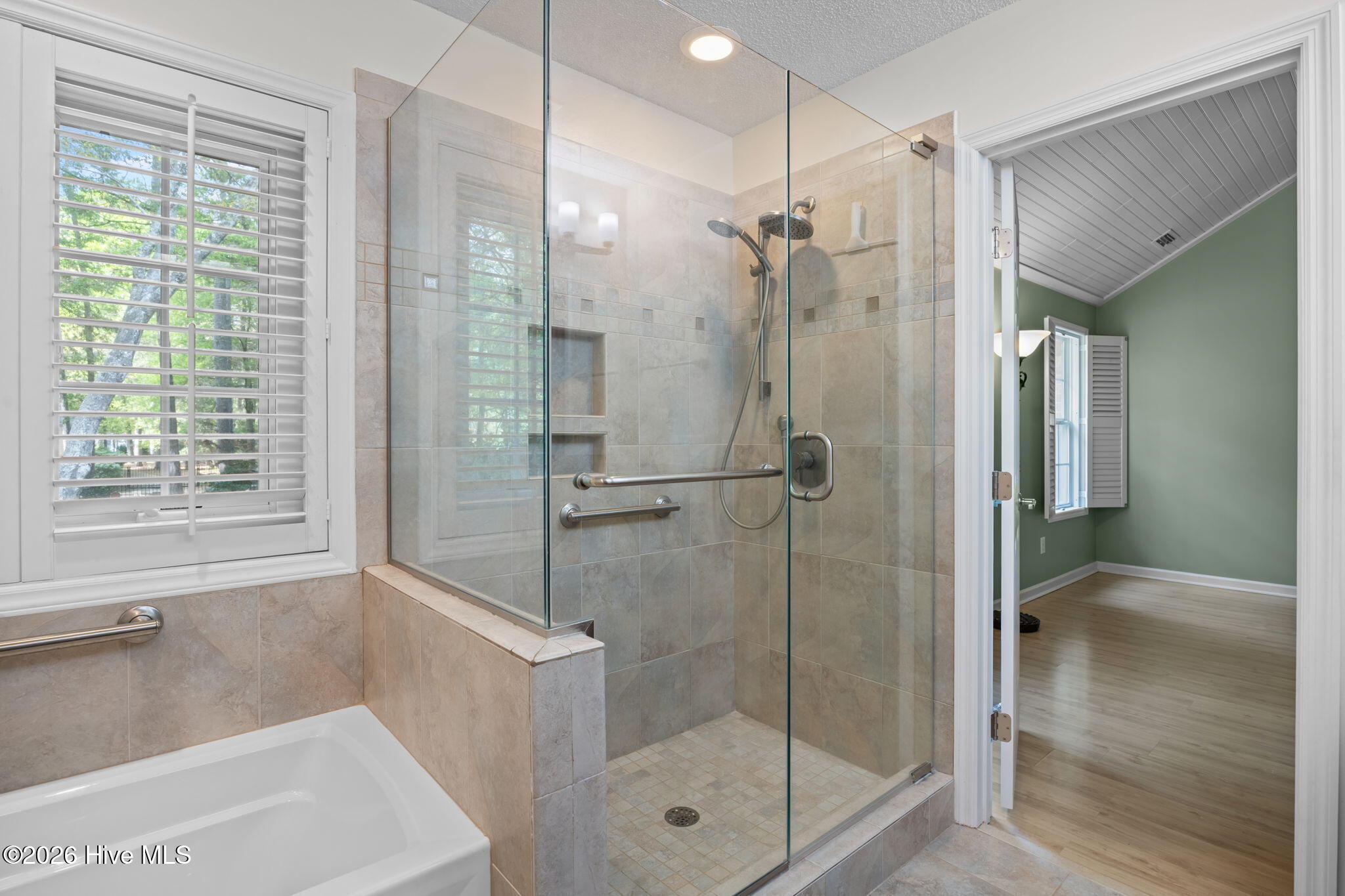 100565188 | Photo 26