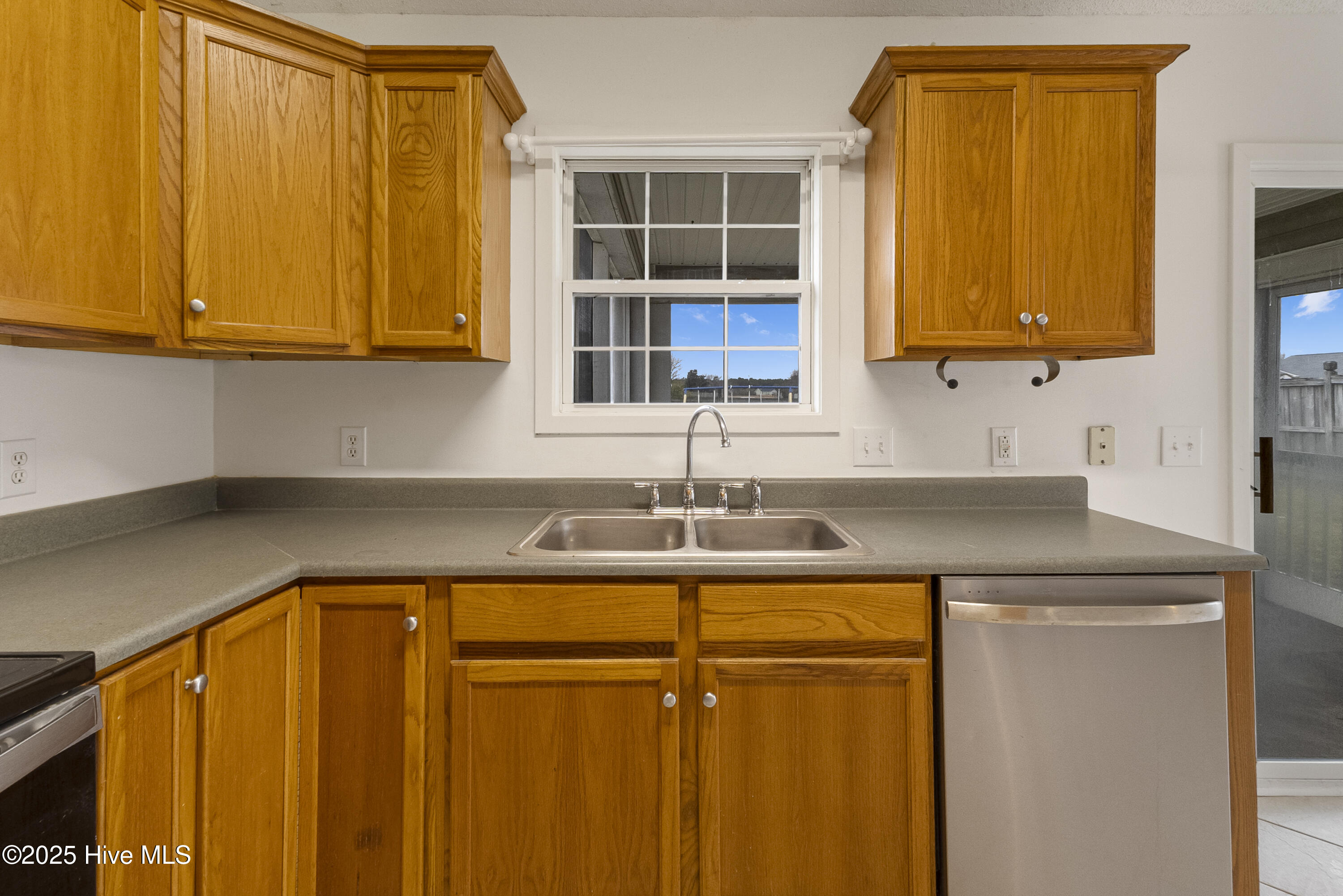 100546767 | Photo 11