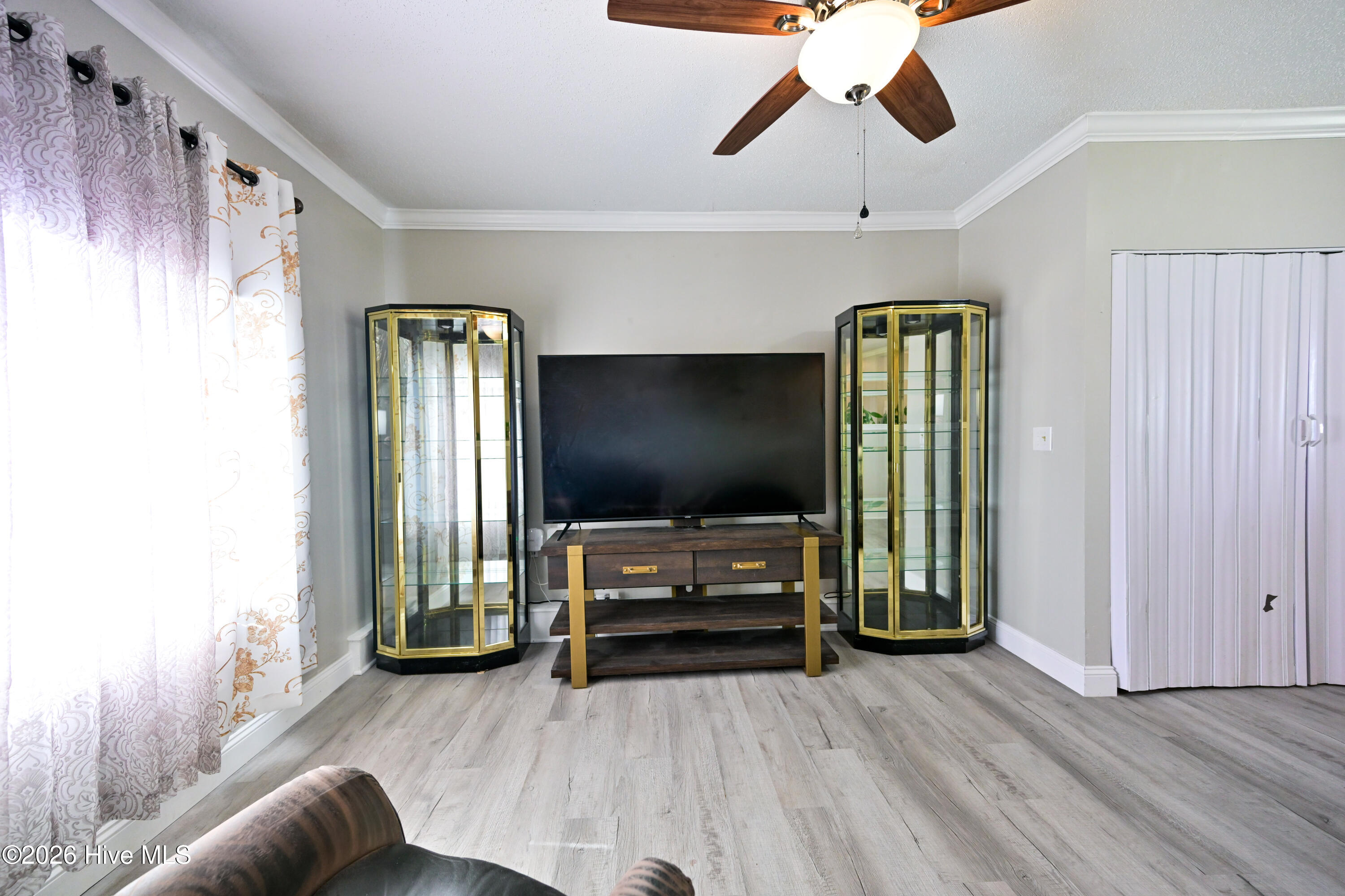 100564007 | Photo 15