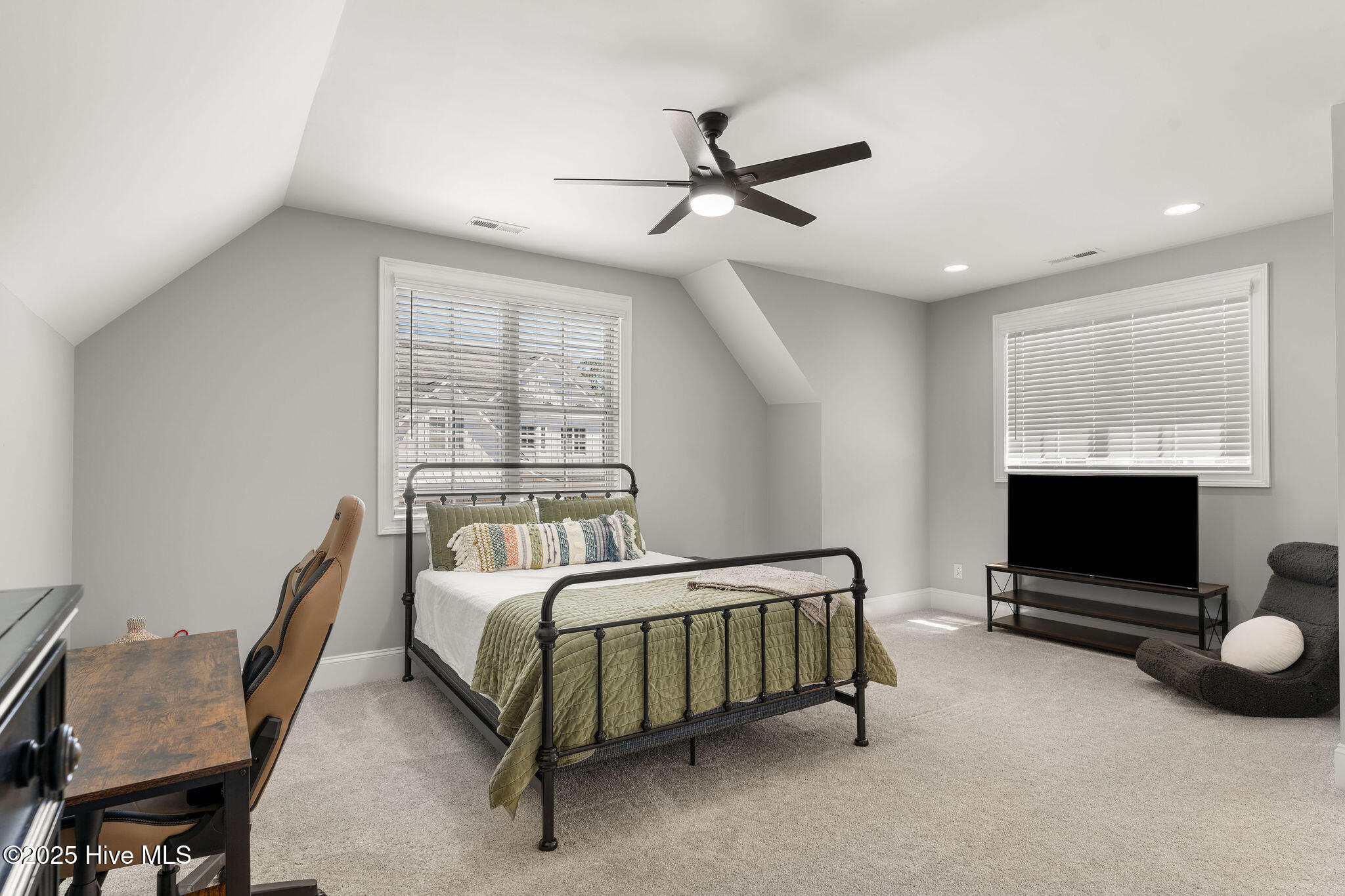 100527939 | Photo 38