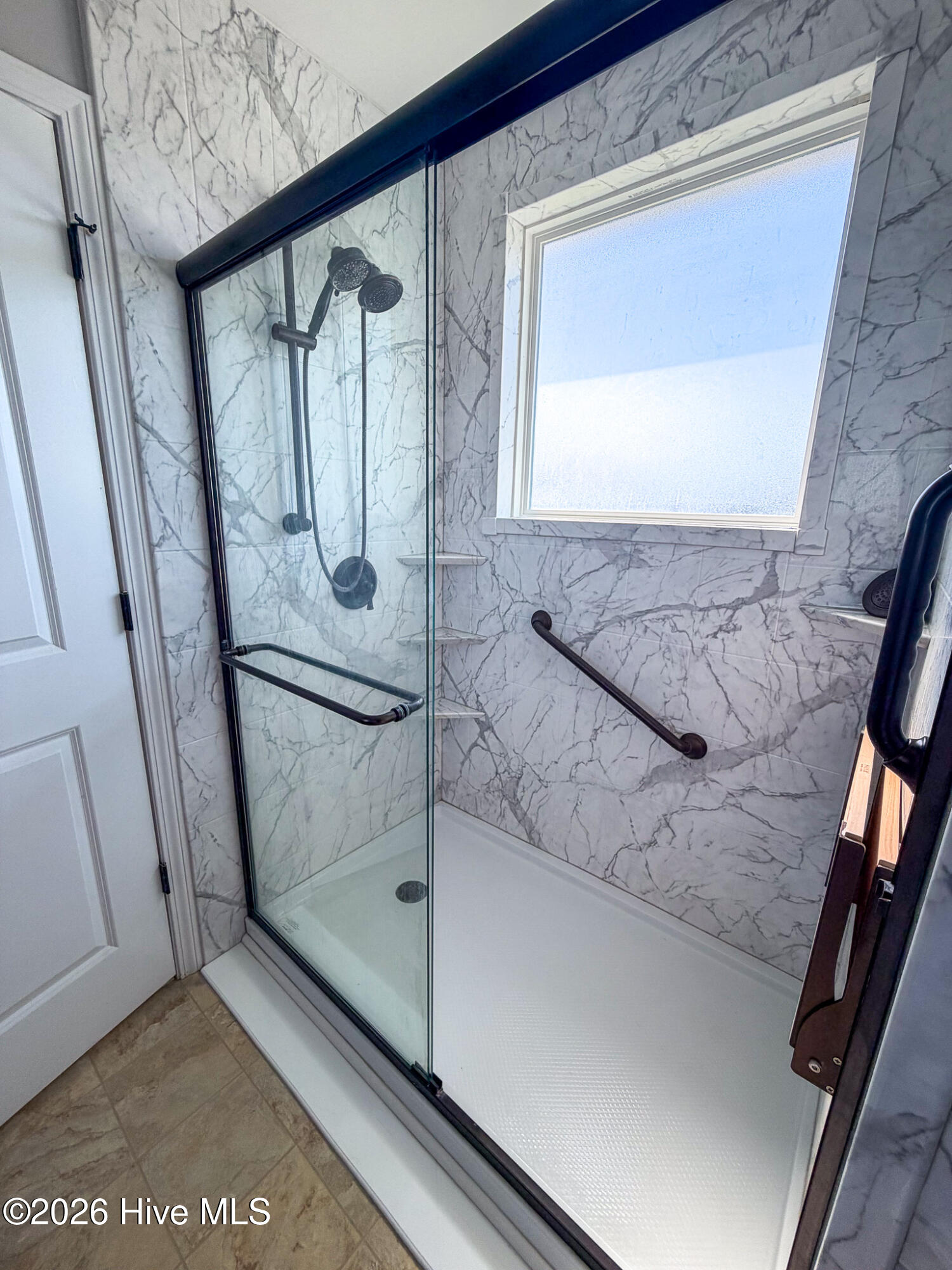 100568057 | Photo 15