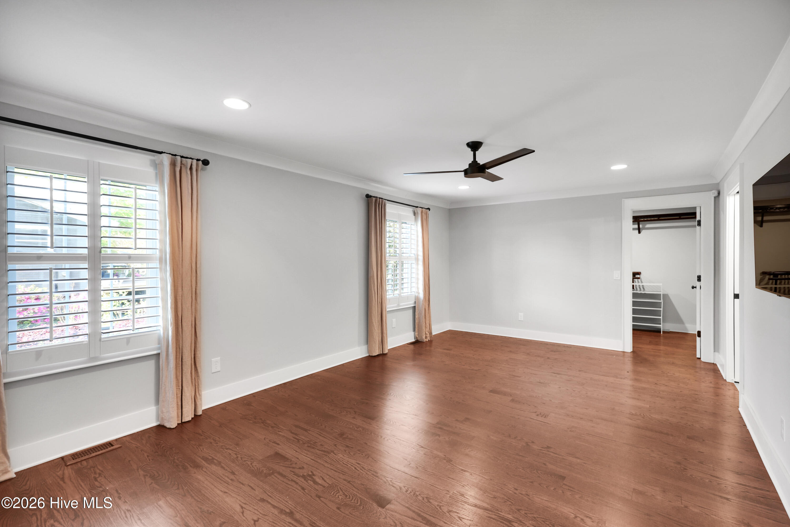 100565189 | Photo 24