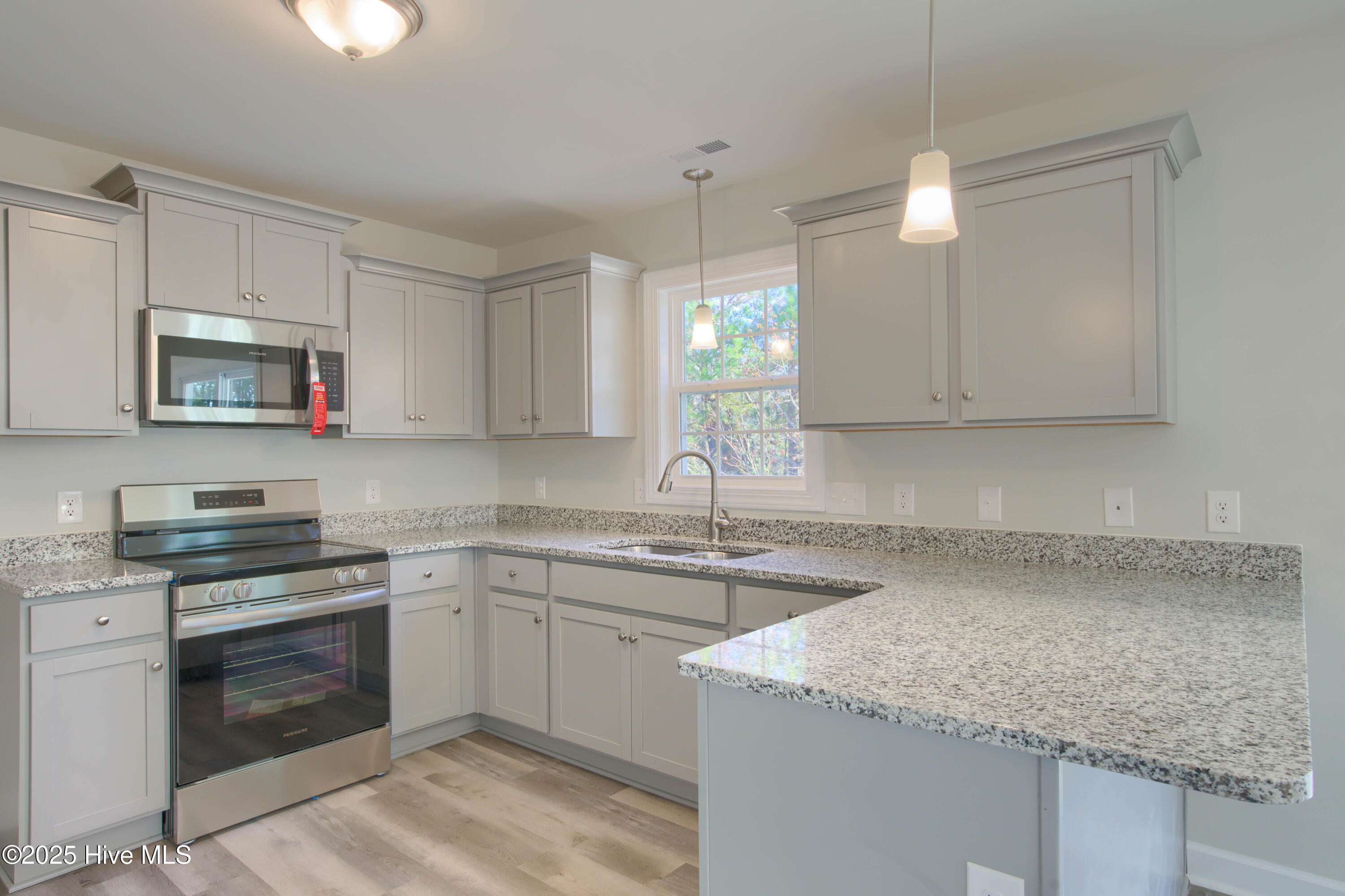 100527048 | Photo 19