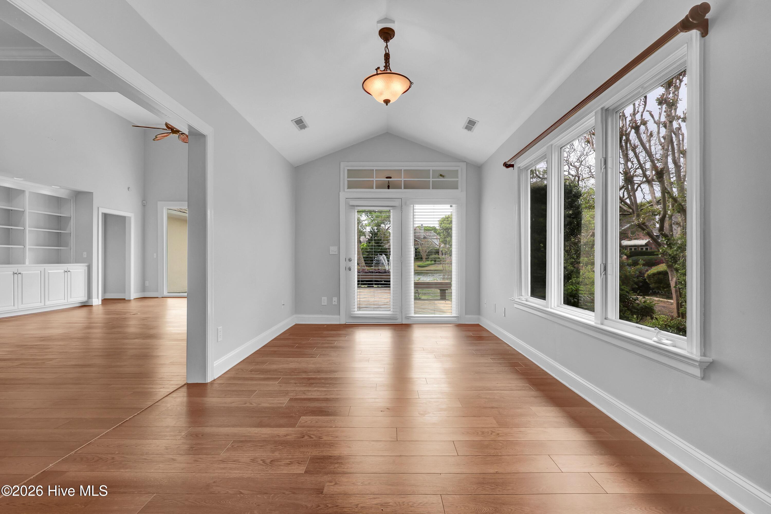 100566096 | Photo 18