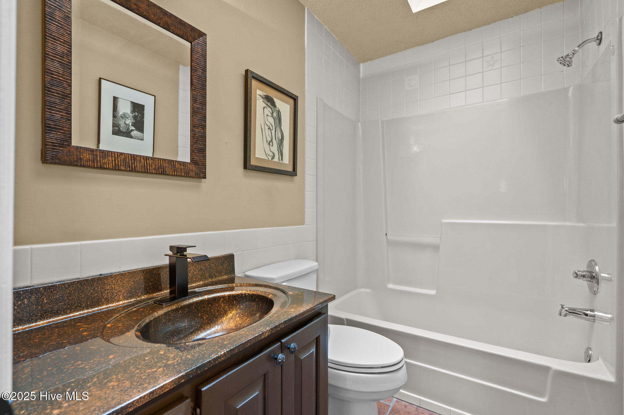 Full Bathroom off main hallway