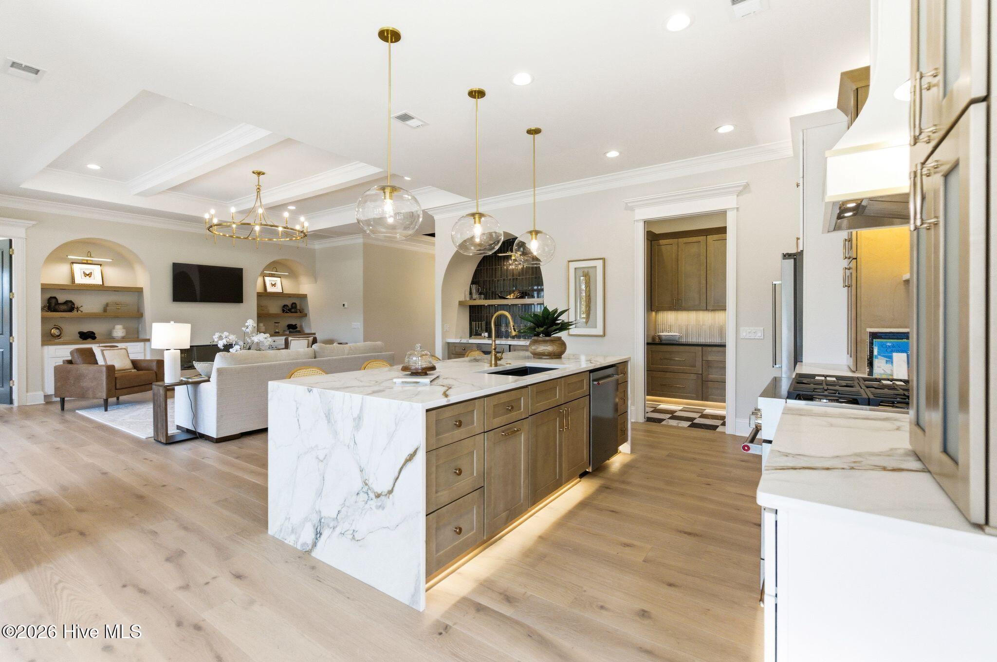 100570119 | Photo 29