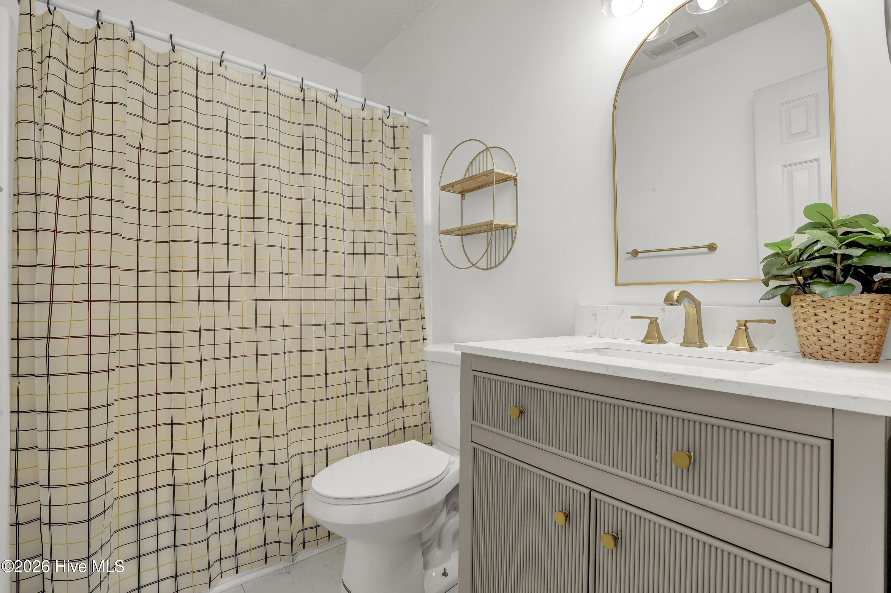 100568979 | Photo 23