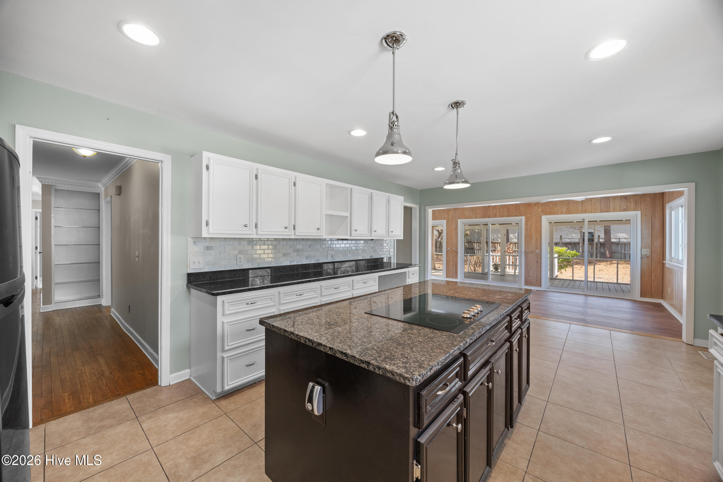 100558264 | Photo 16