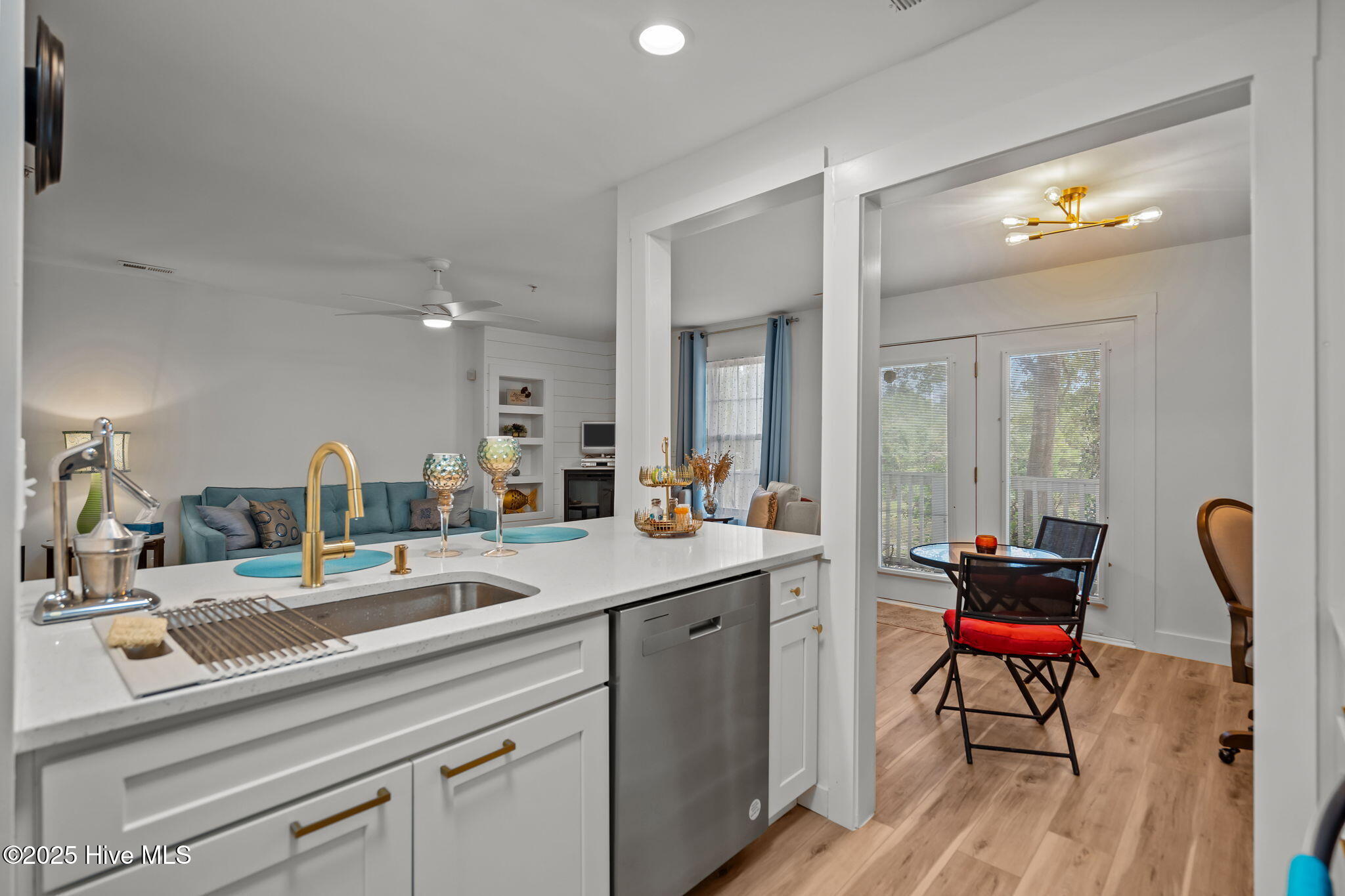 100543916 | Photo 16