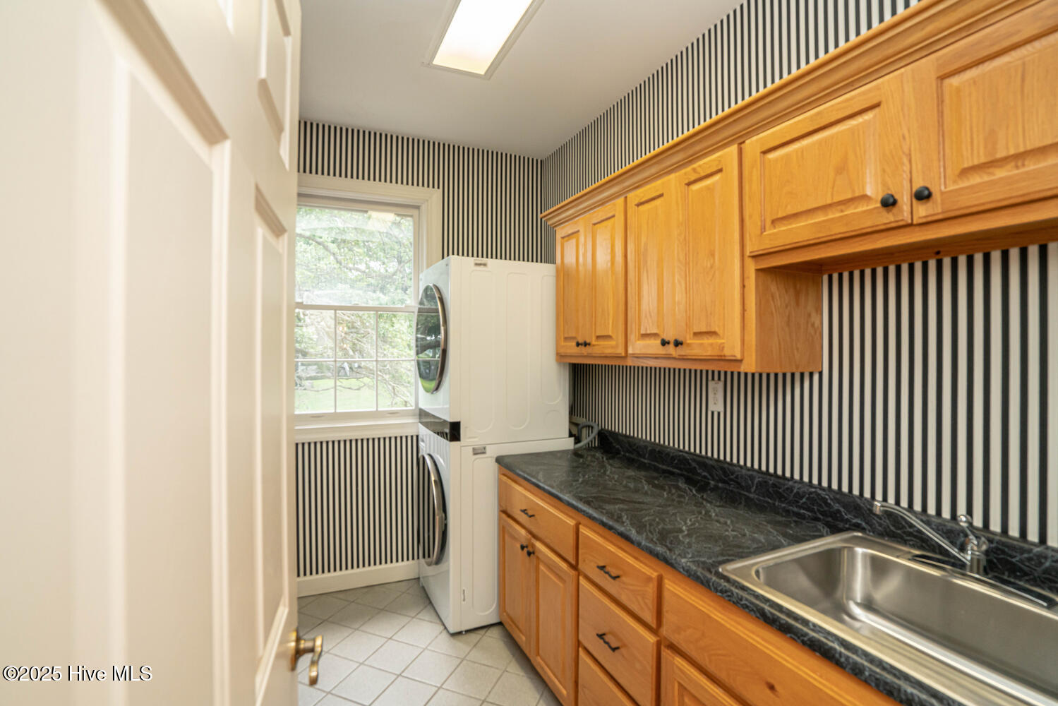 100510807 | Photo 25