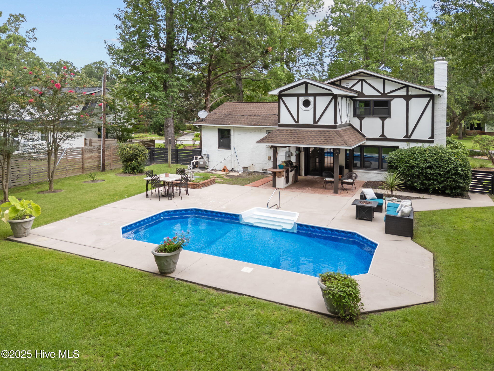 0C88B155-B796-447F-BE1F-08910E0EE61F cop