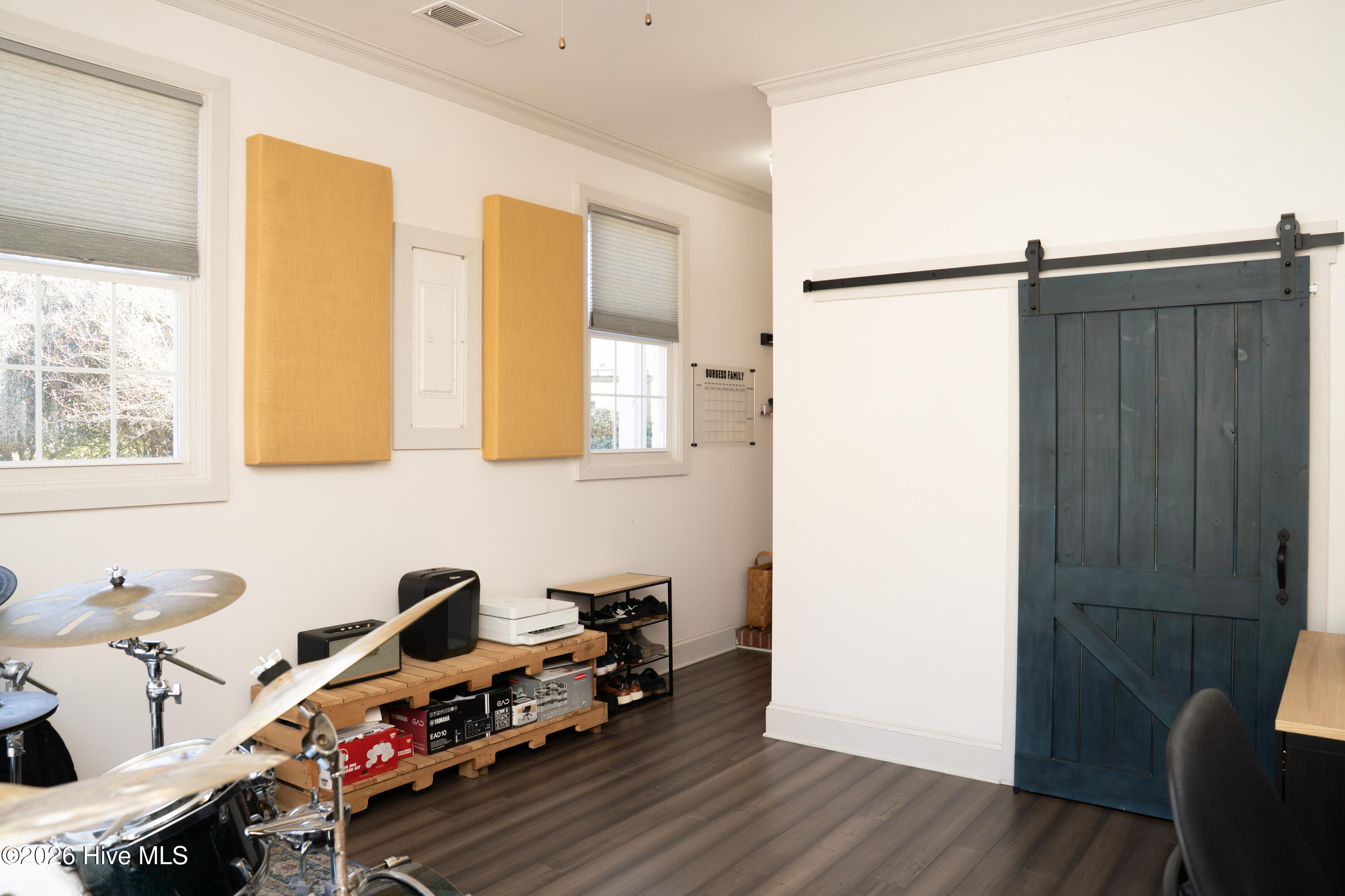 100558476 | Photo 51