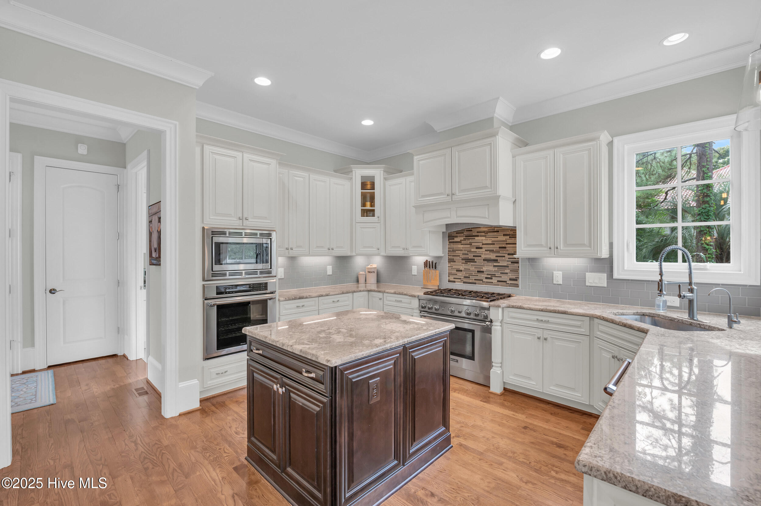 100536582 | Photo 15