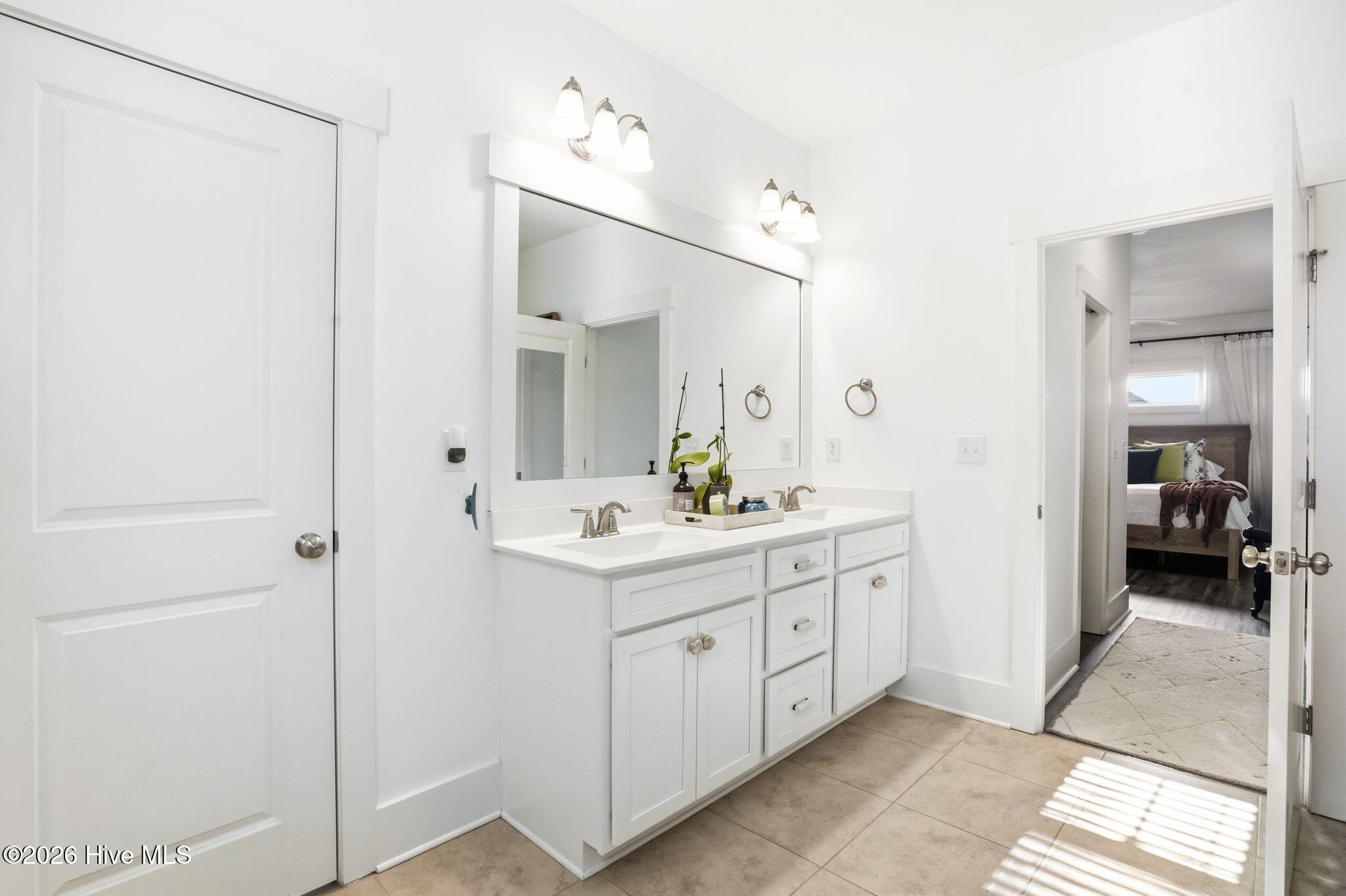 100565220 | Photo 35