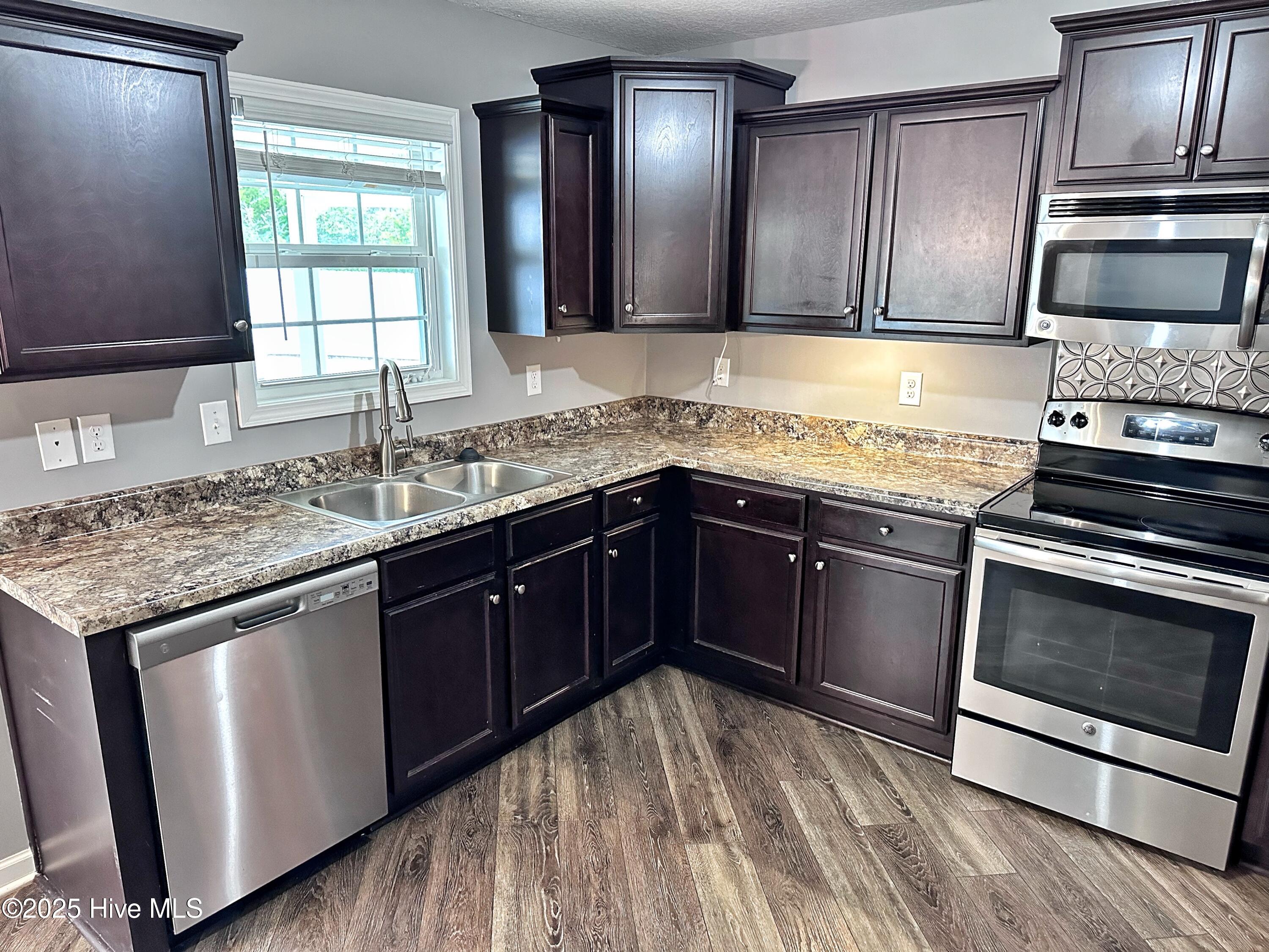 100542774 | Photo 12