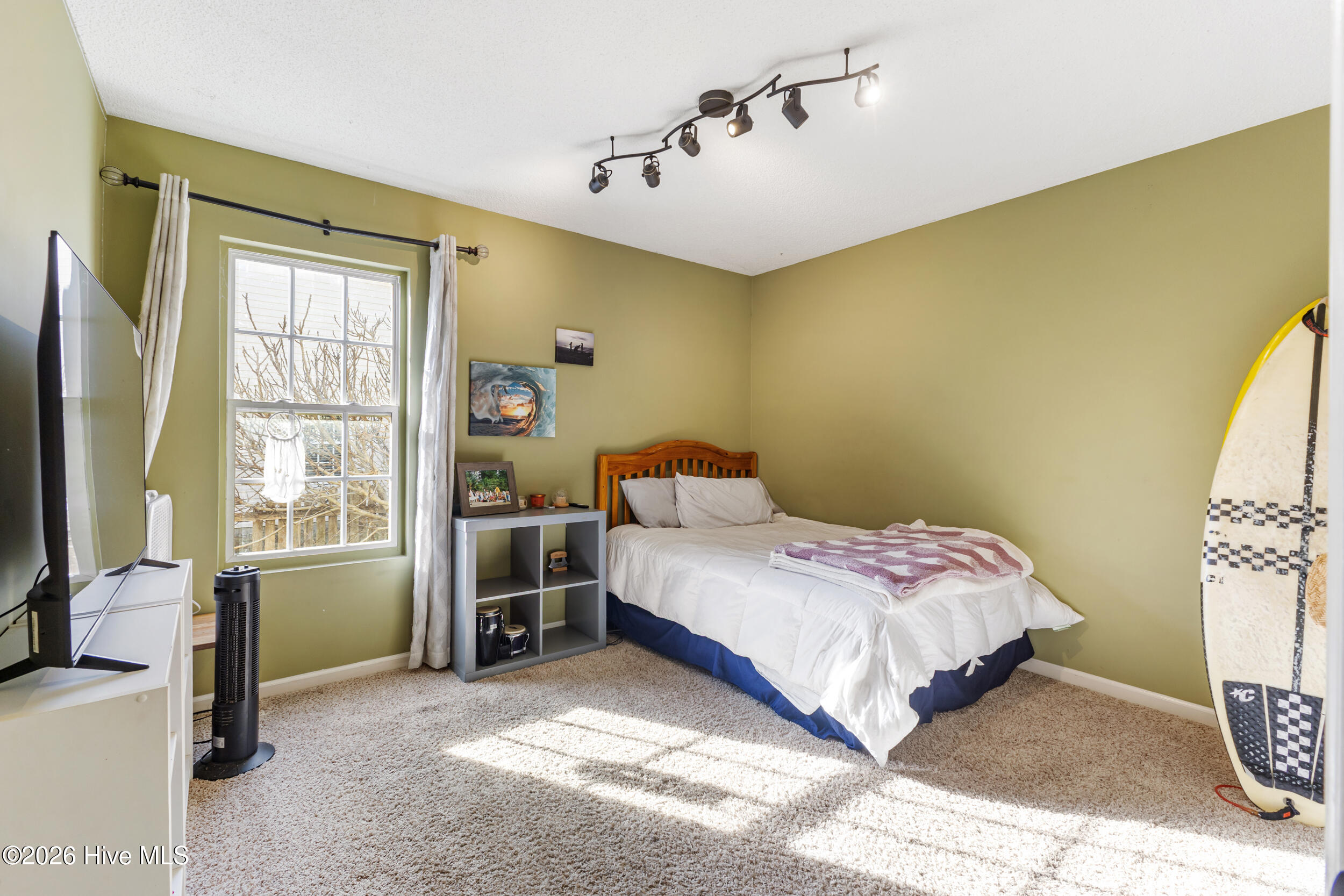 100549316 | Photo 16