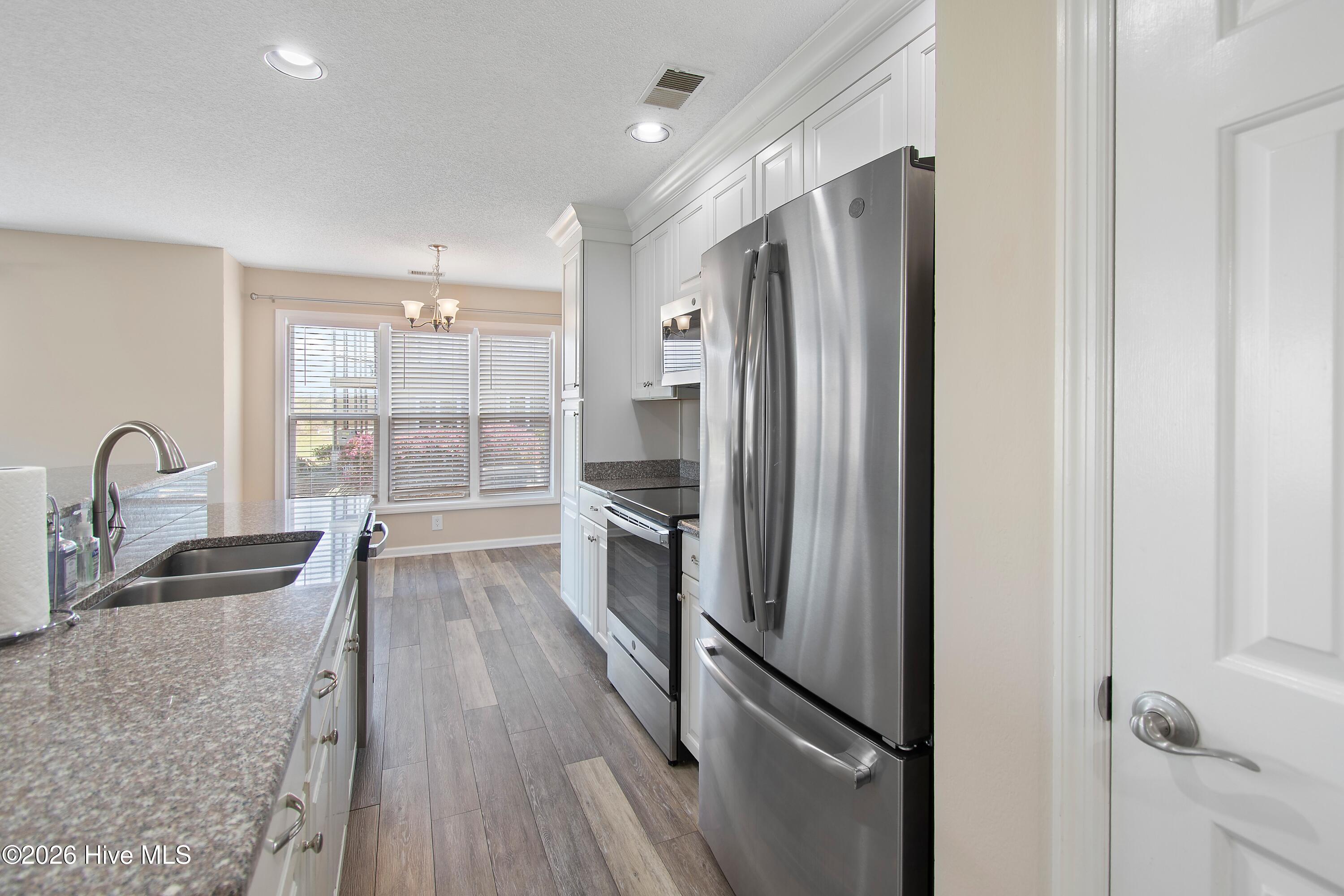 100562302 | Photo 13