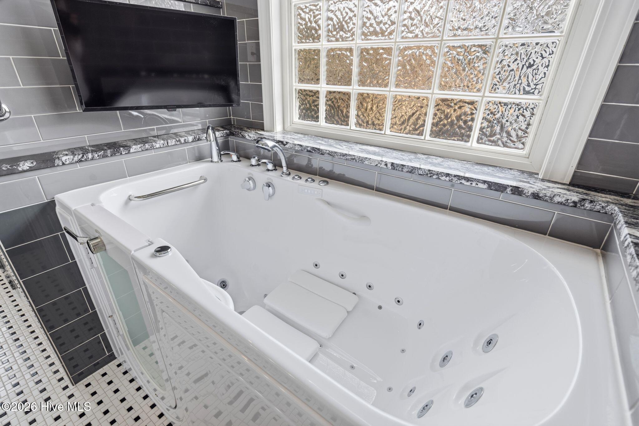 100561180 | Photo 45