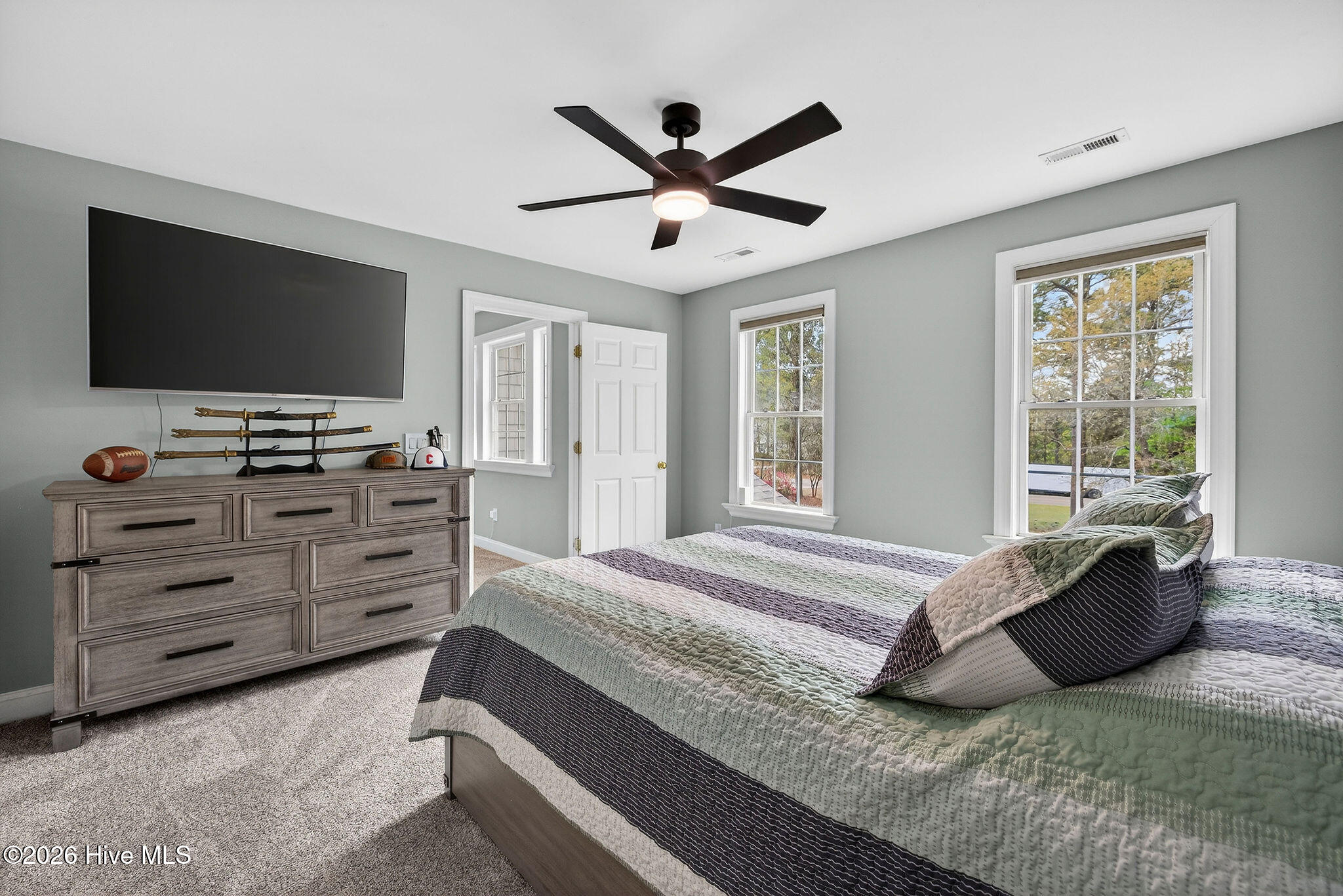 100563131 | Photo 46