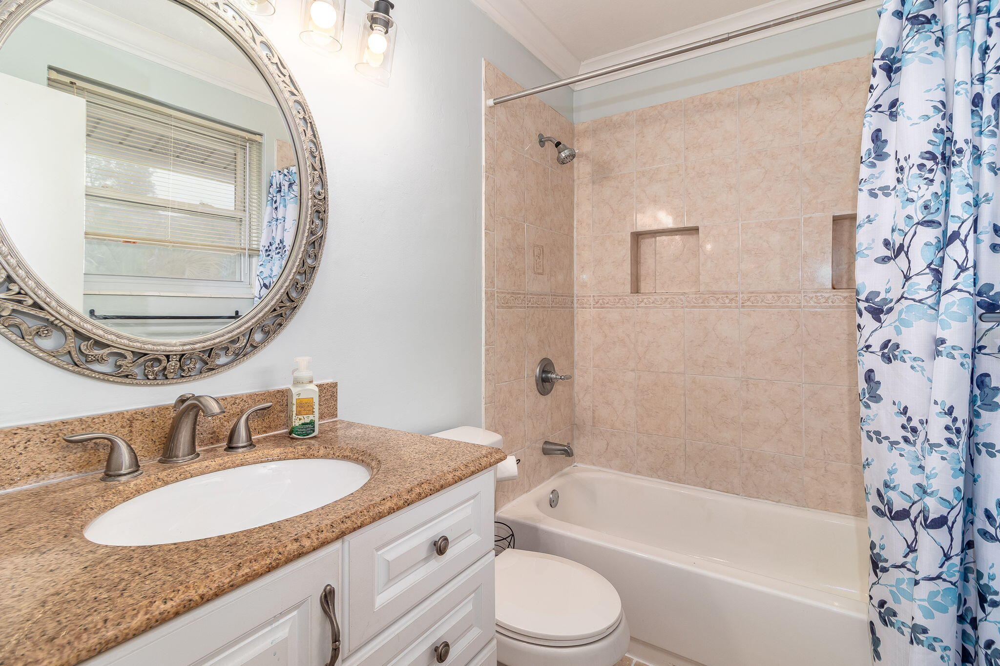 23-web-or-mls-2211 MURA DR. ©--27