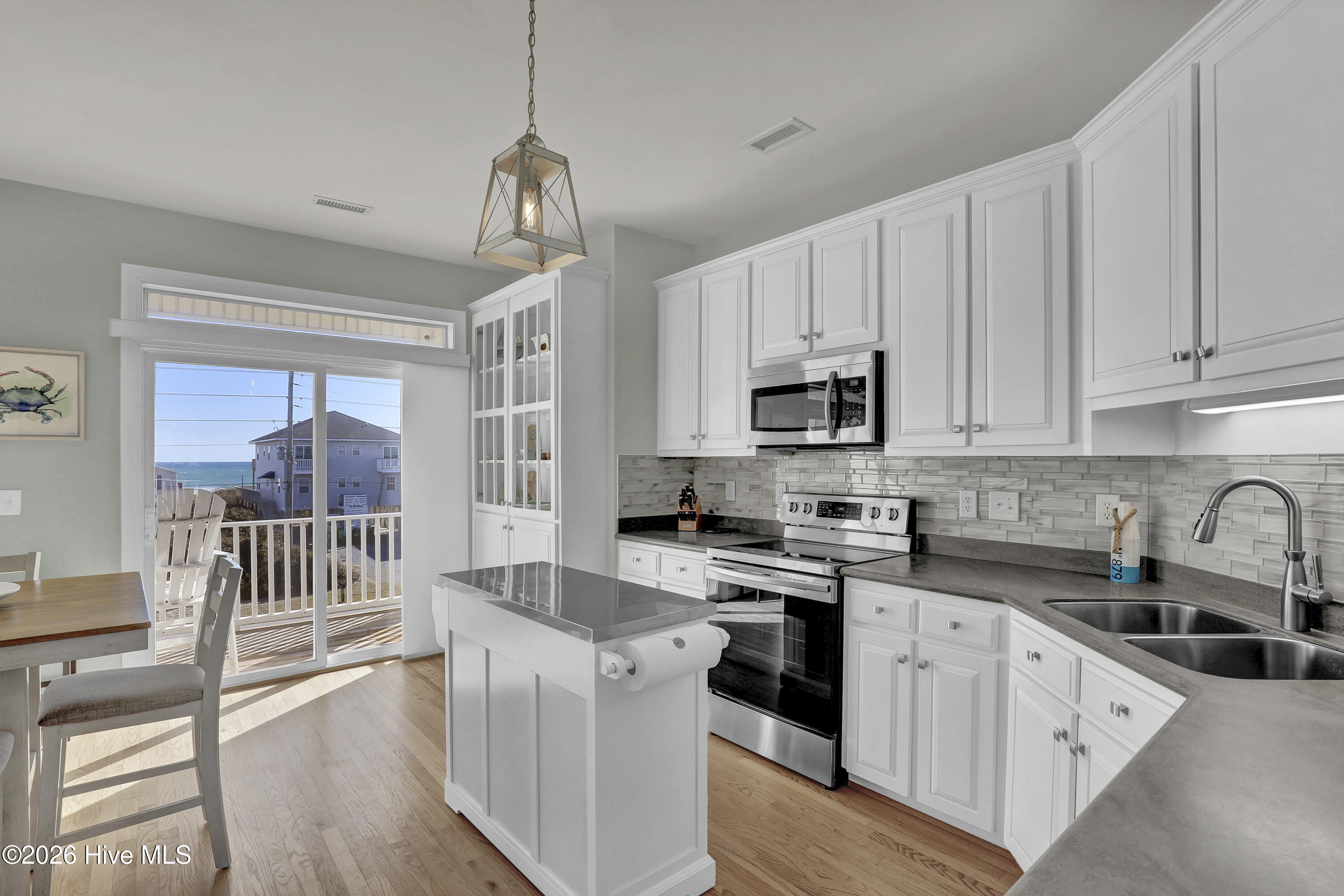 100550278 | Photo 12