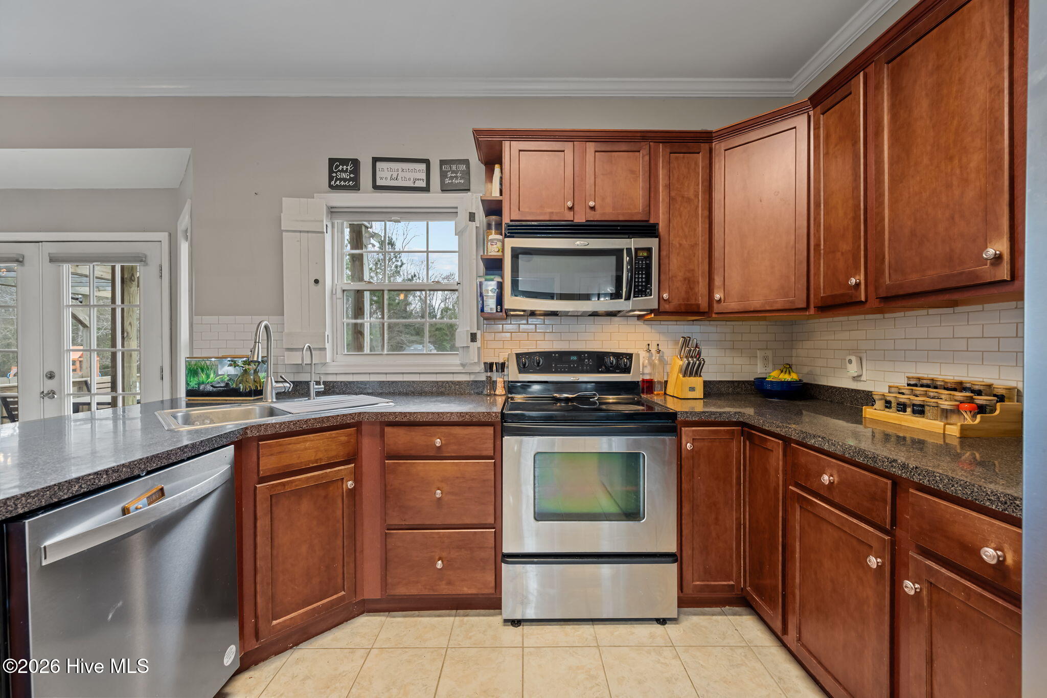 100557668 | Photo 24