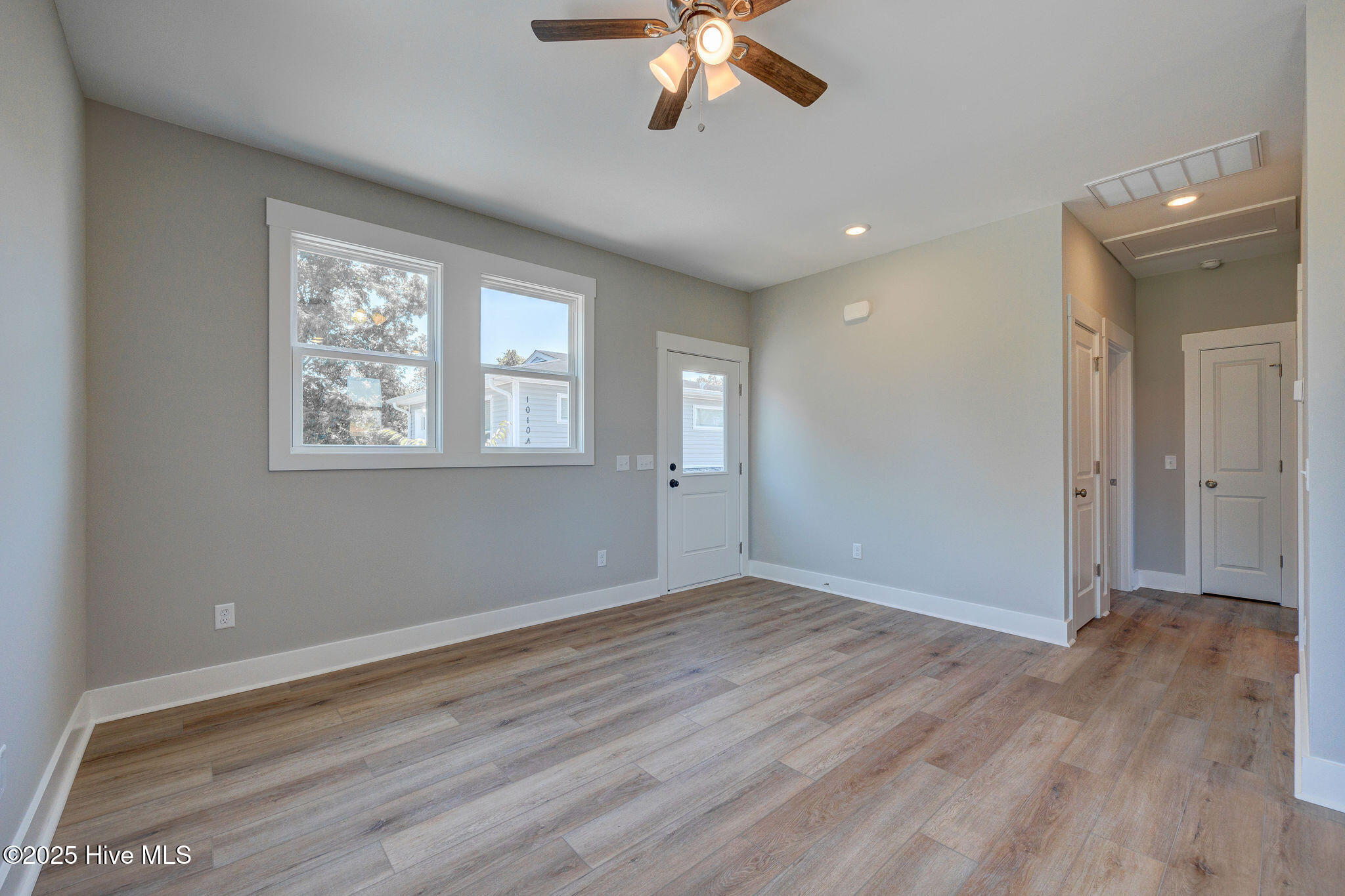 100527296 | Photo 31