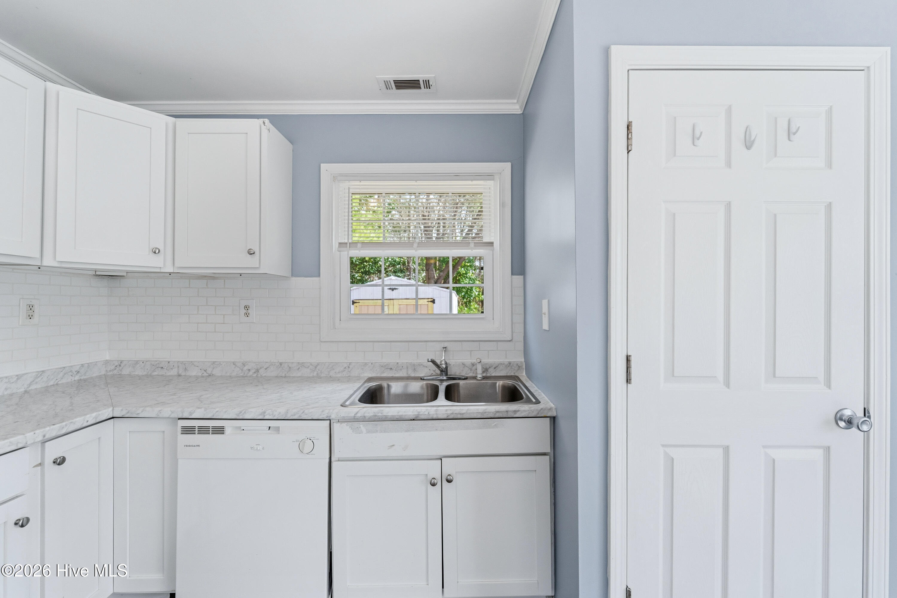 100557245 | Photo 16