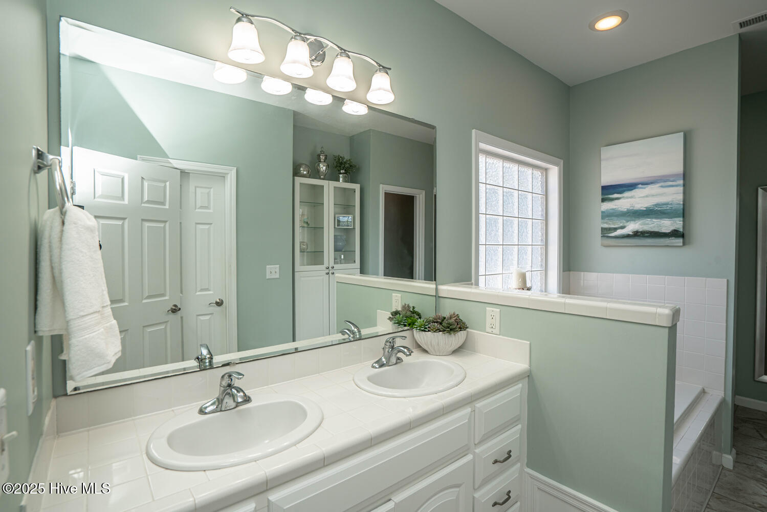 100532611 | Photo 43