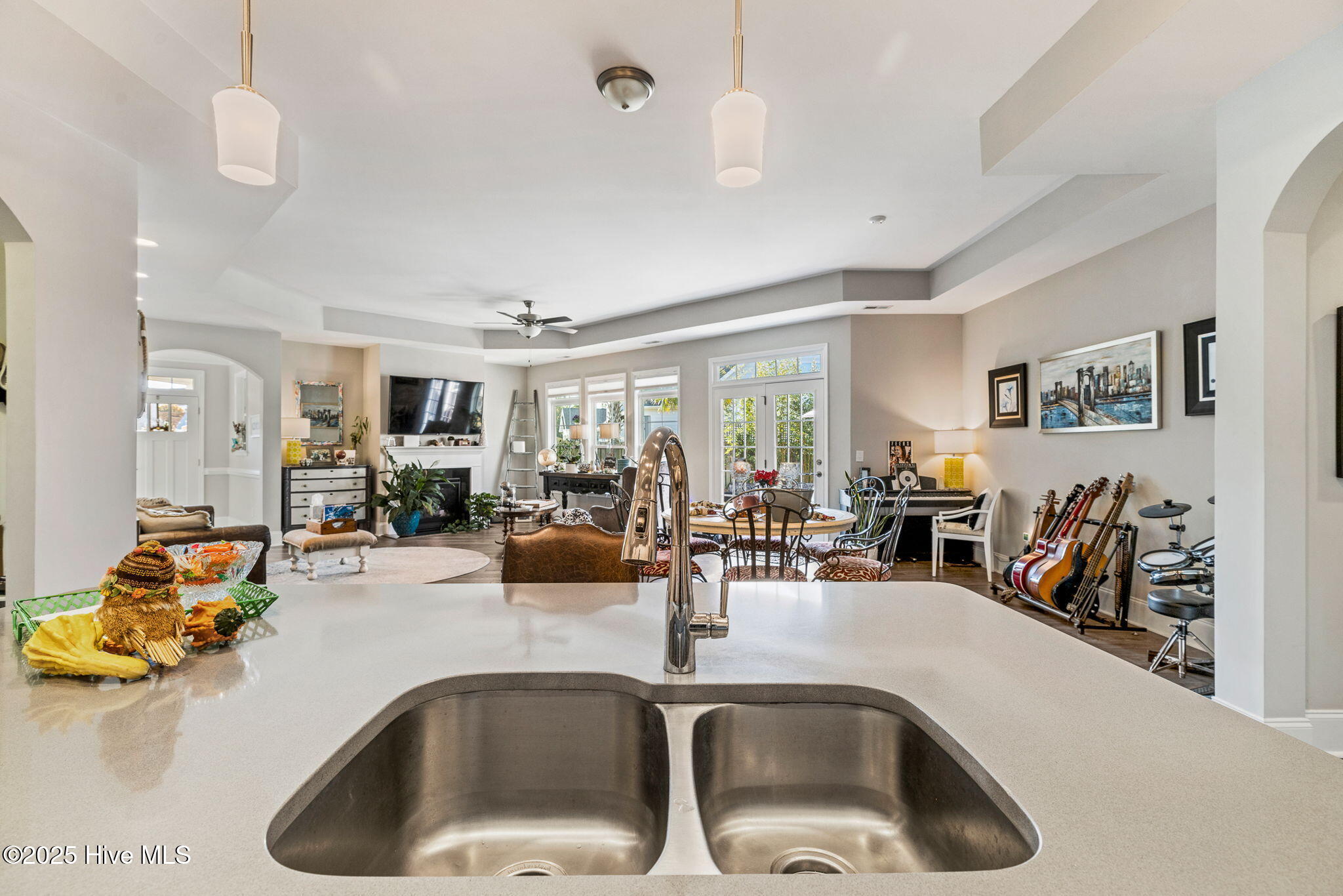 100542385 | Photo 22