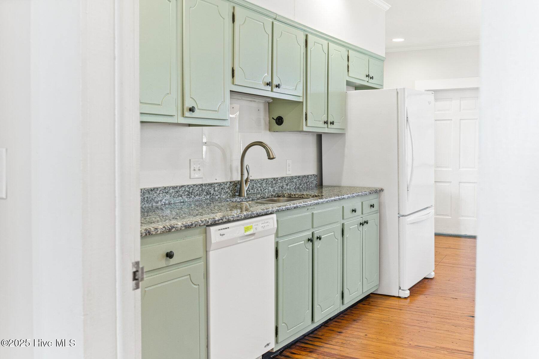 100561116 | Photo 20