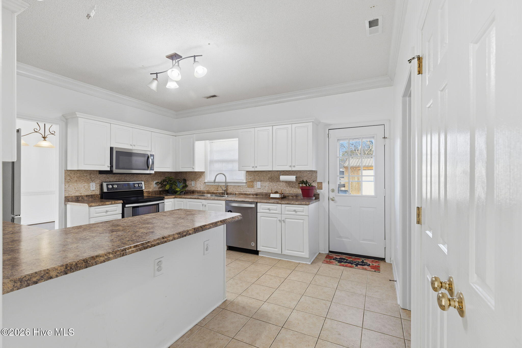 100548117 | Photo 18