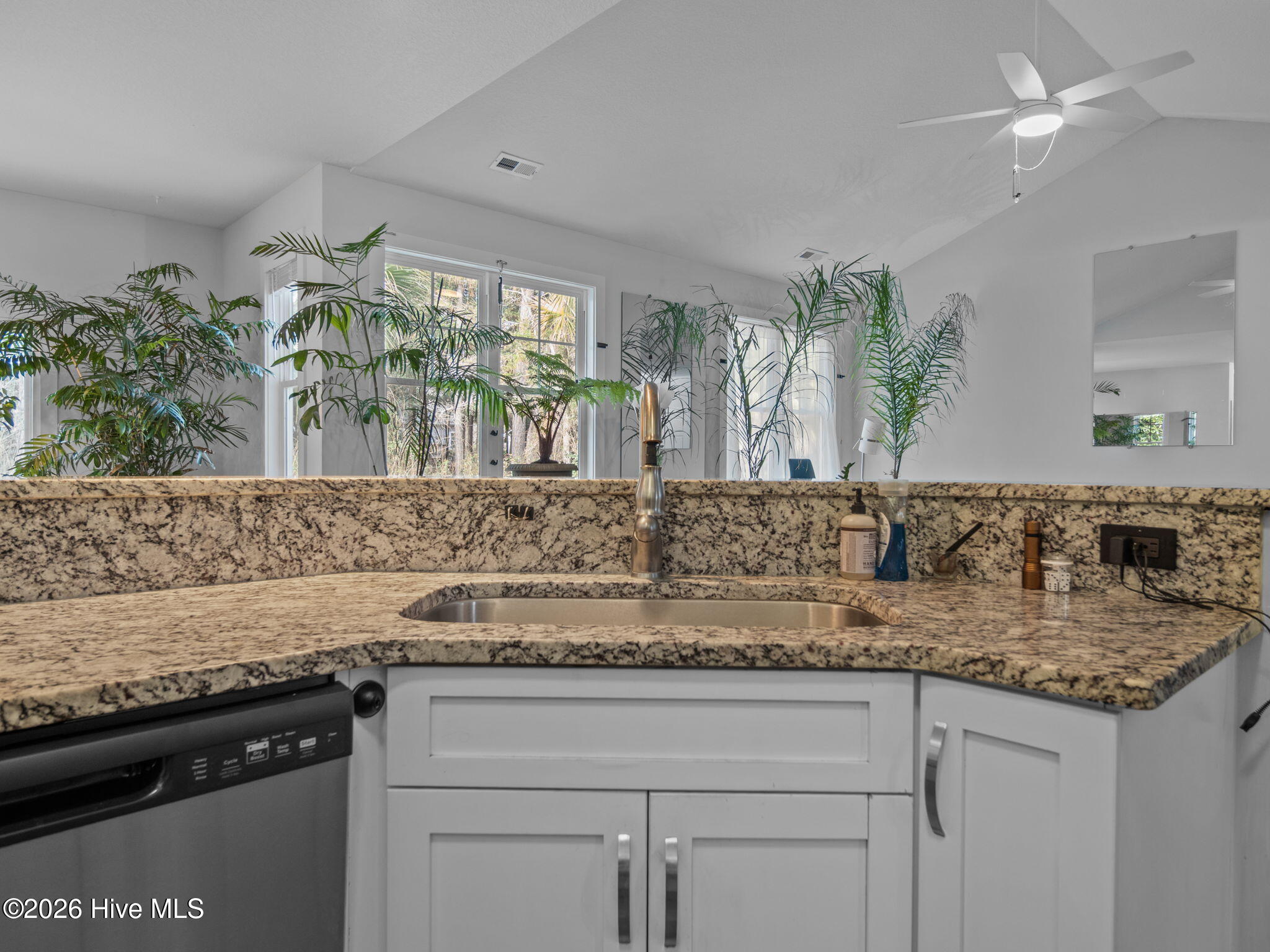 100547615 | Photo 12