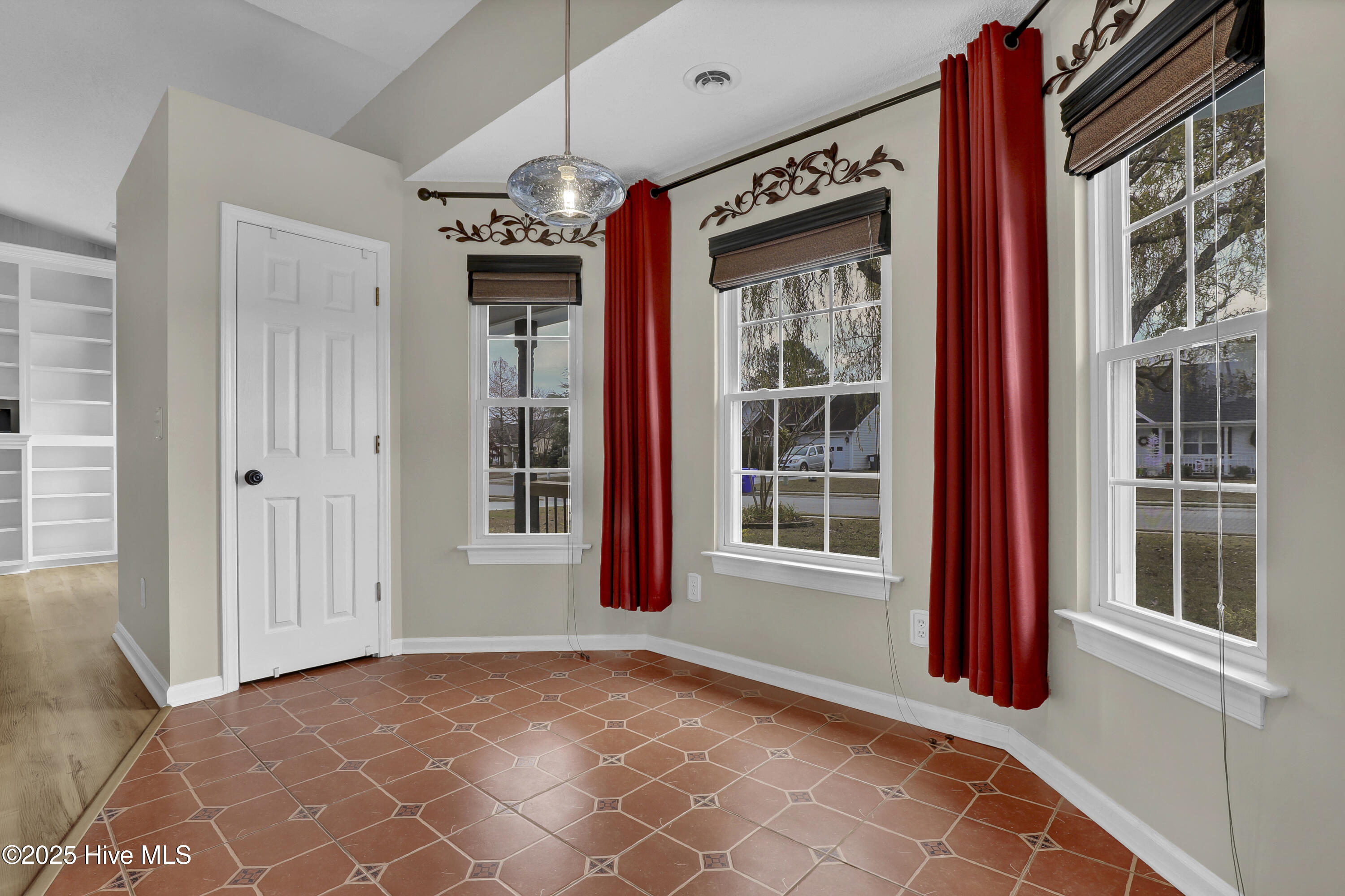 100544168 | Photo 12