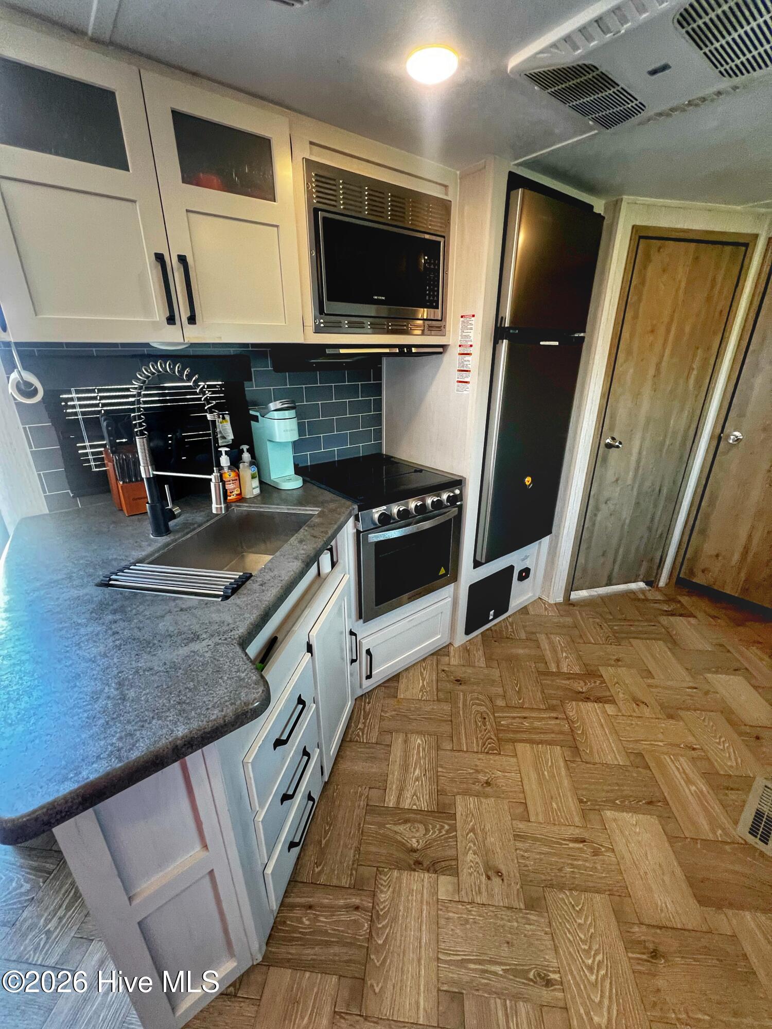 100562854 | Photo 21