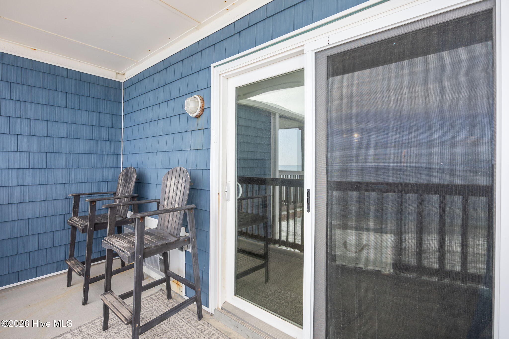 100561169 | Photo 14