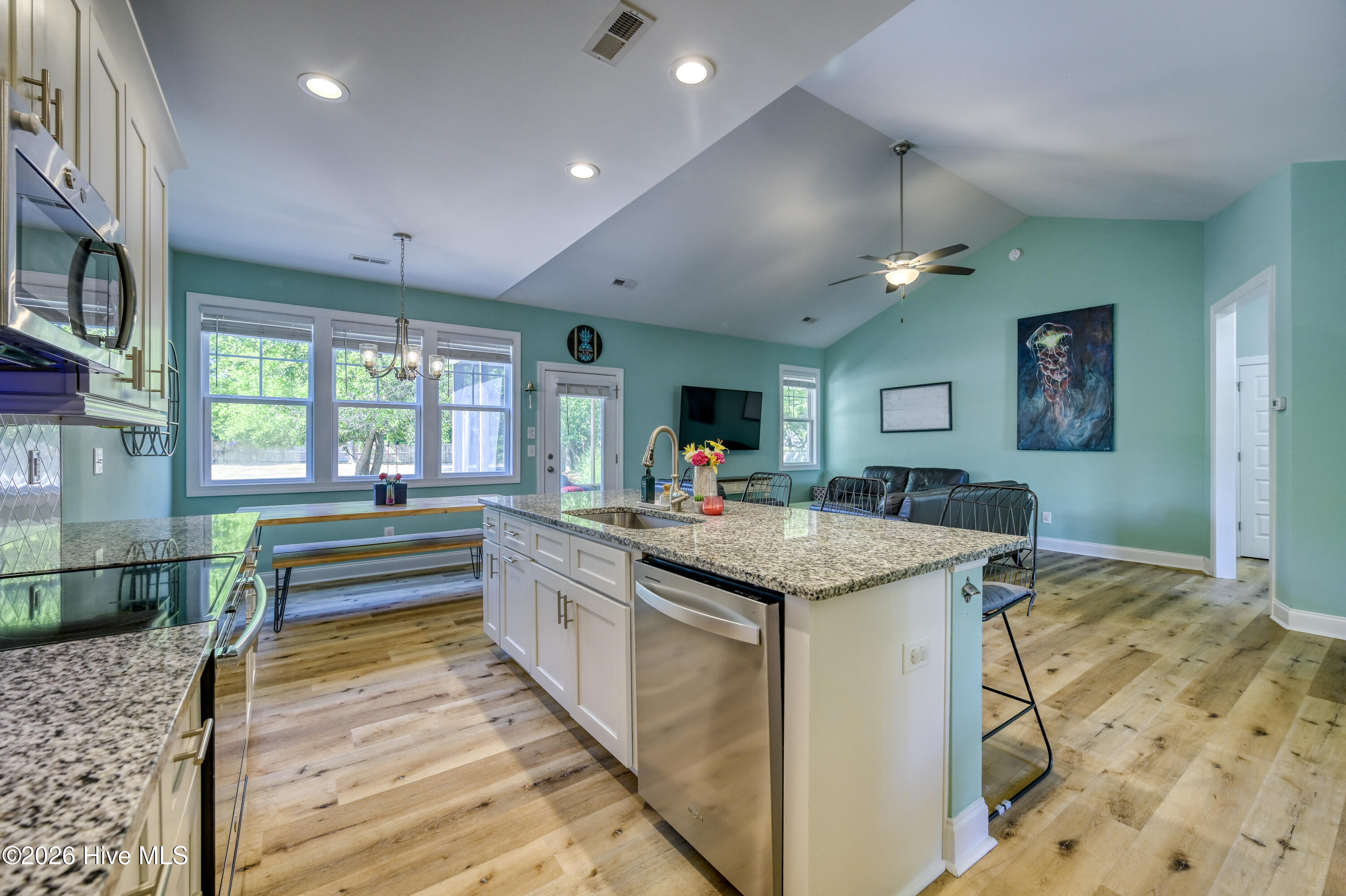 100569284 | Photo 15