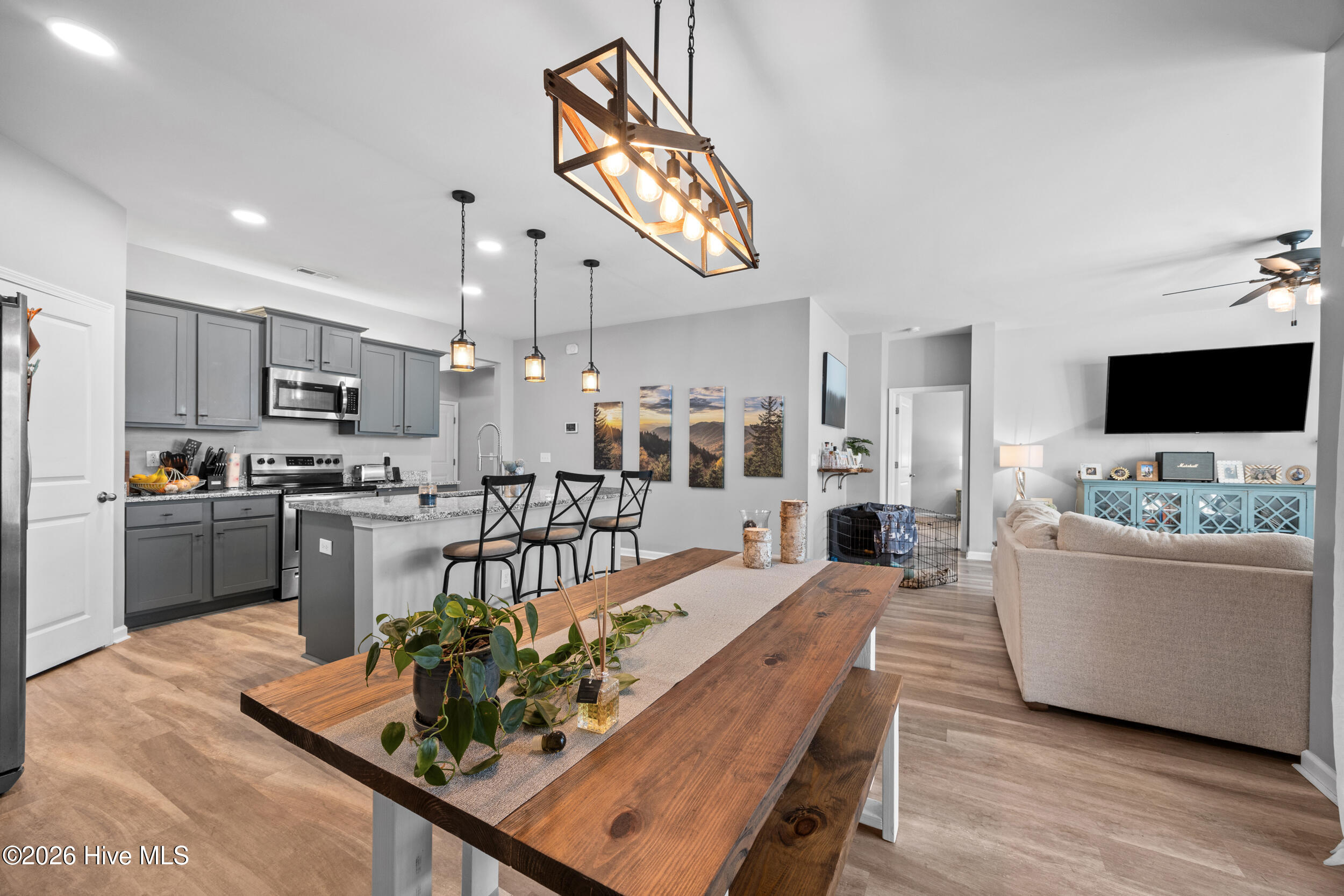 100561982 | Photo 22