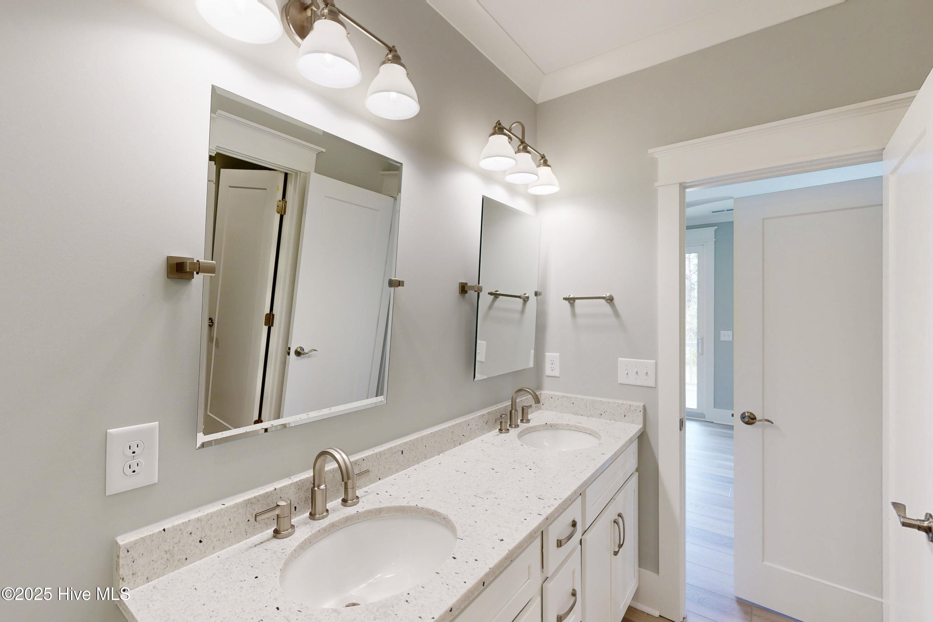 100529326 | Photo 38